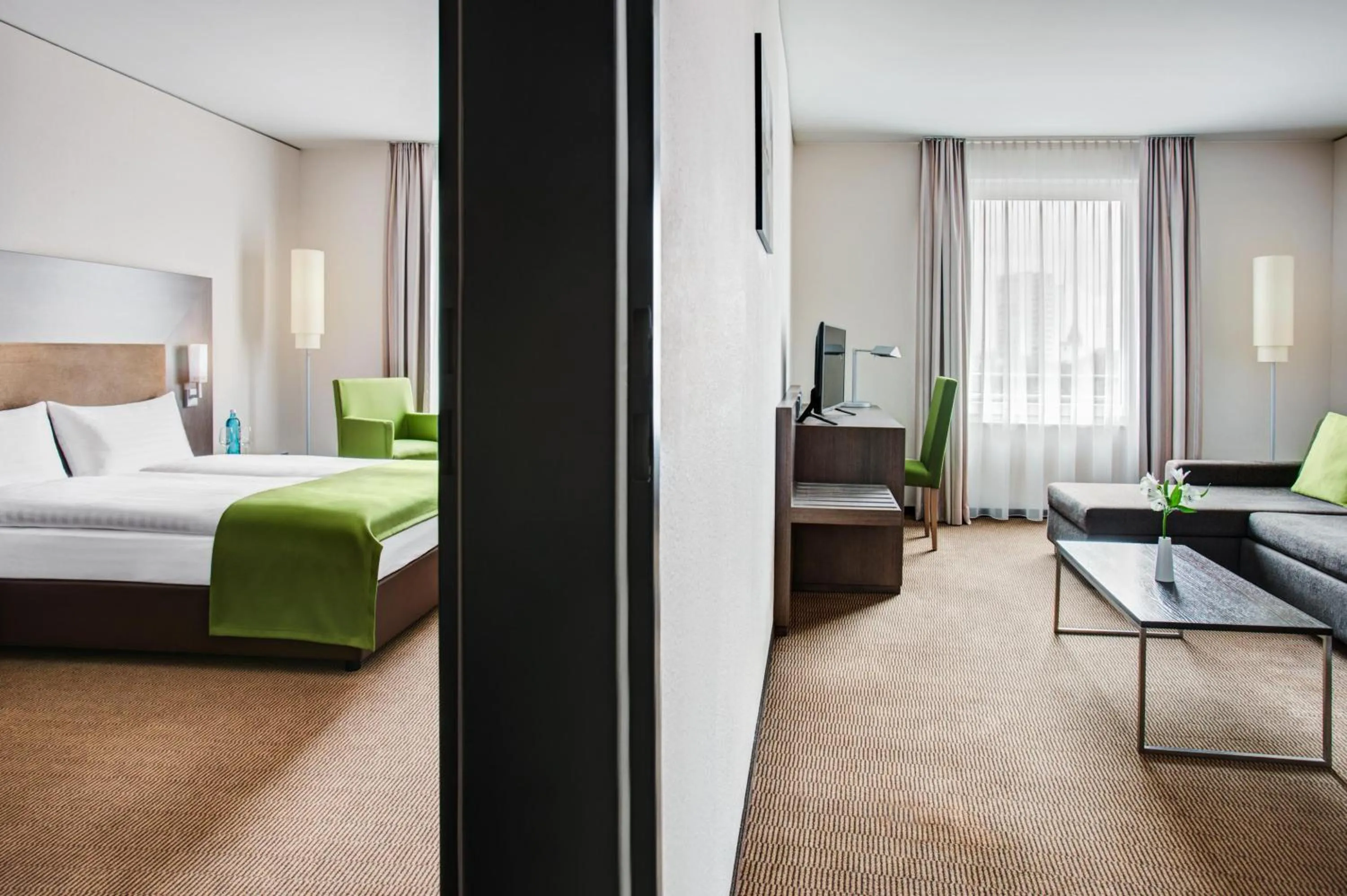 Living room, Bed in IntercityHotel Mainz