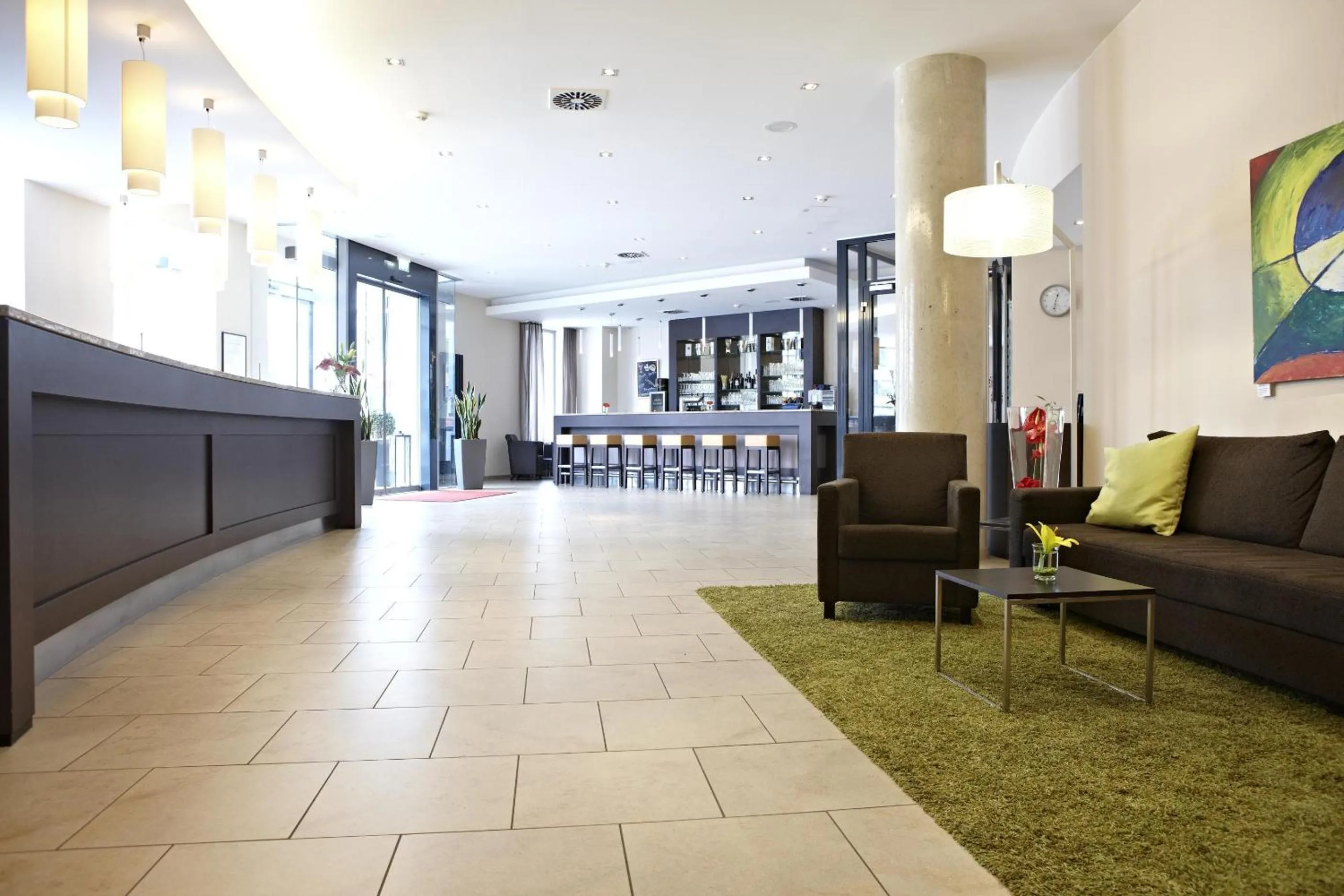 Lounge or bar in IntercityHotel Mainz