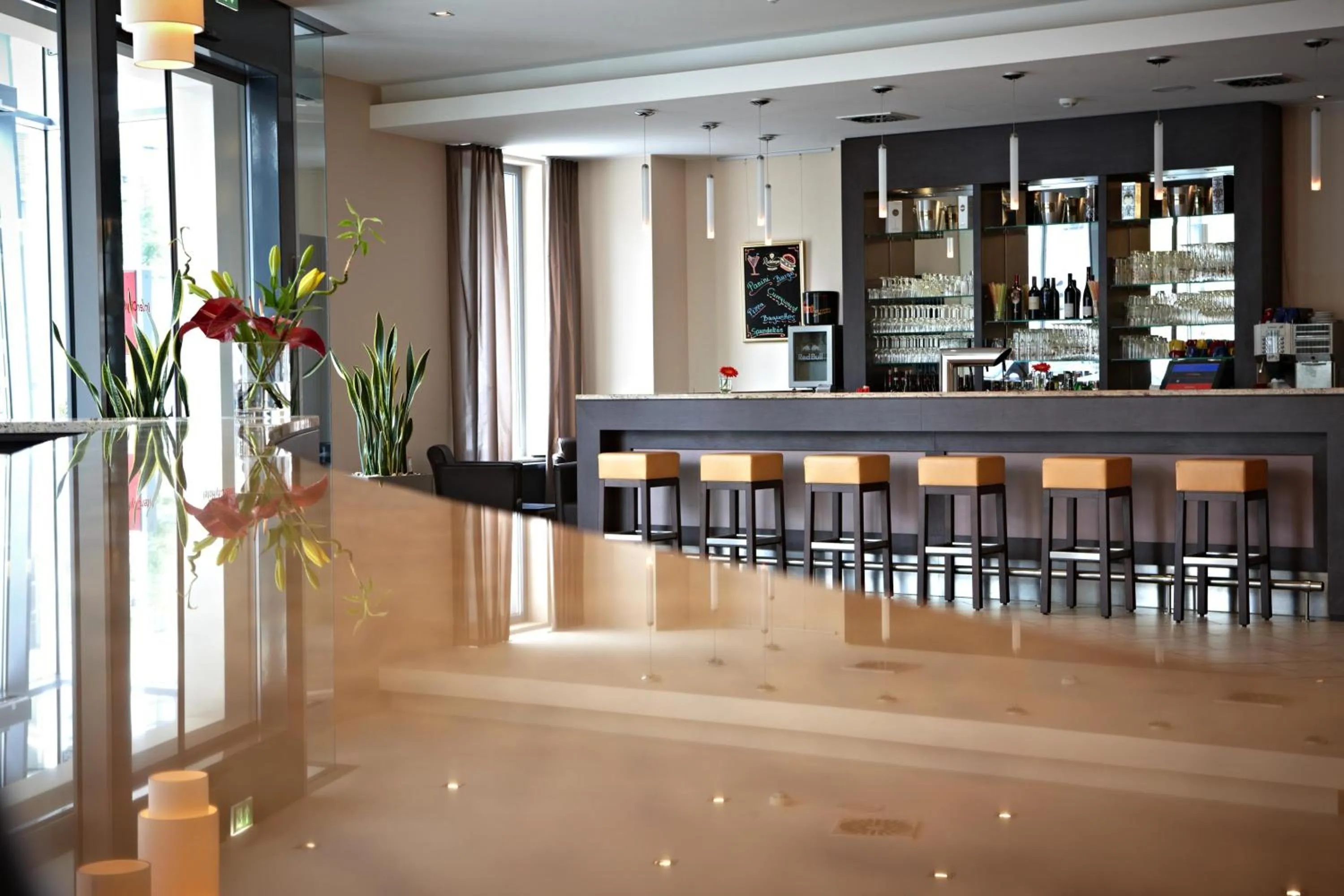 Lounge or bar in IntercityHotel Mainz