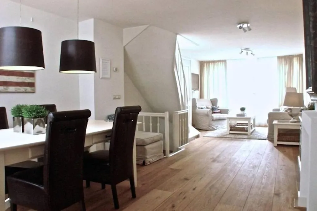 Stylish Canalhouse B