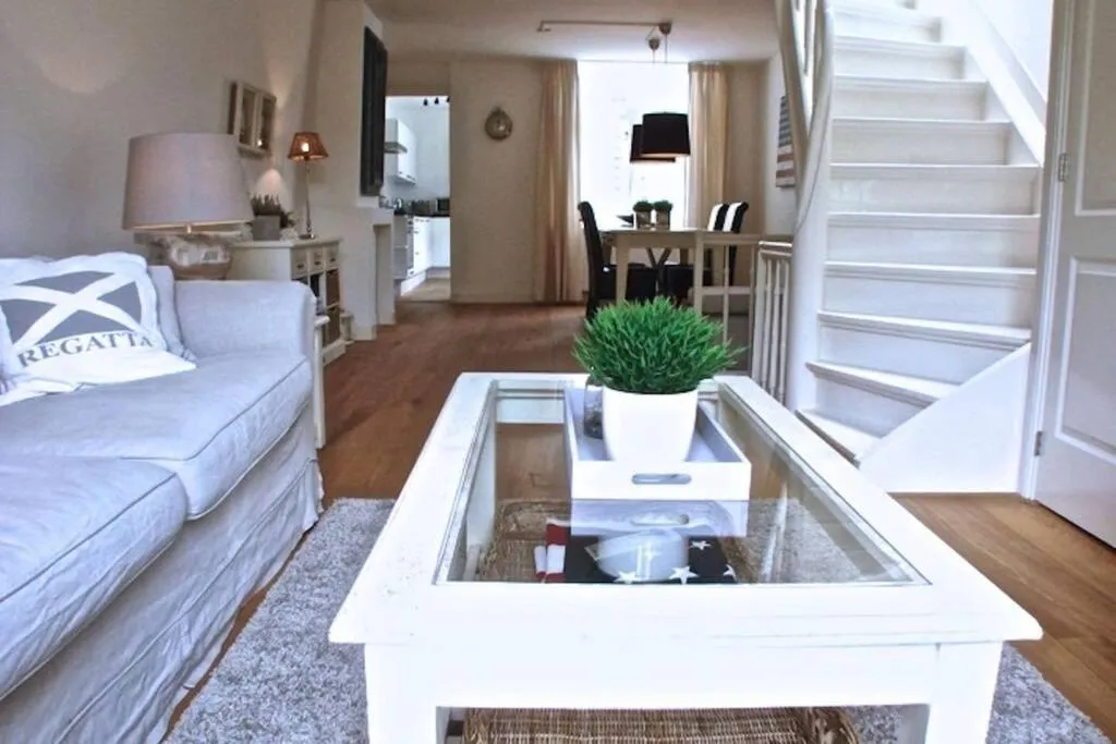 Stylish Canalhouse B