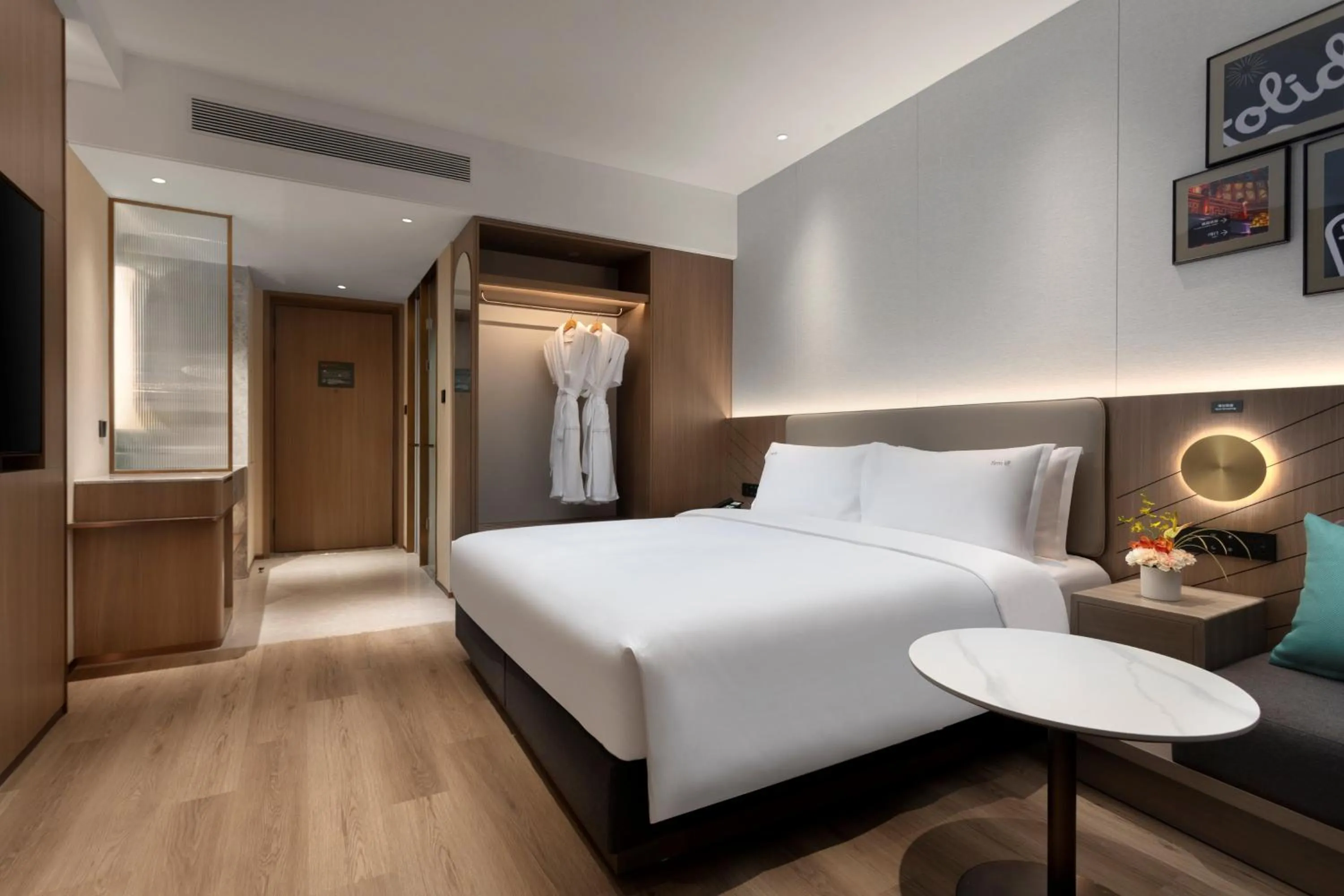 Photo of the whole room, Bed in Holiday Inn Express Zhabei Shanghai, an IHG Hotel