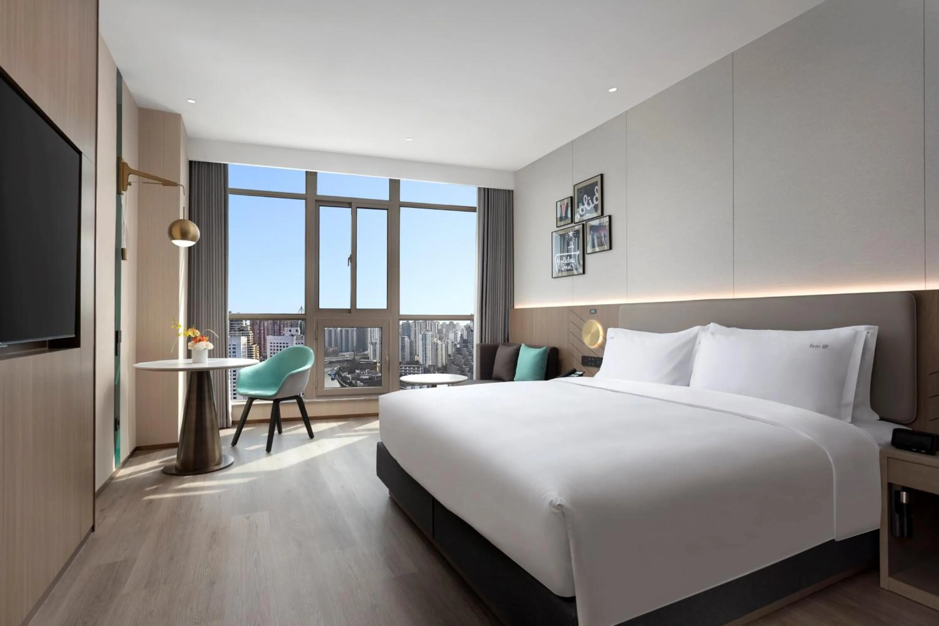 Photo of the whole room, Bed in Holiday Inn Express Zhabei Shanghai, an IHG Hotel