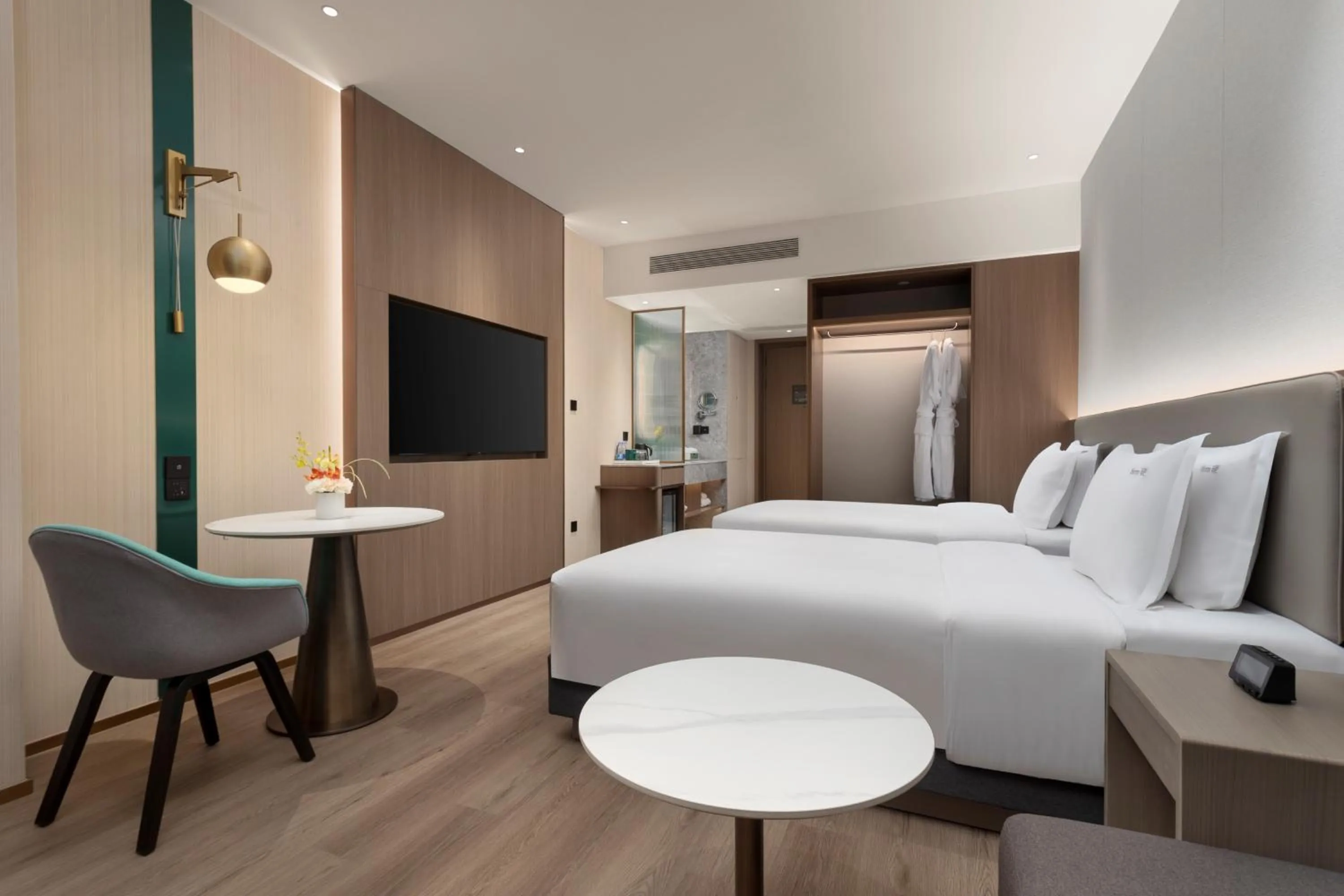 Bed in Holiday Inn Express Zhabei Shanghai, an IHG Hotel