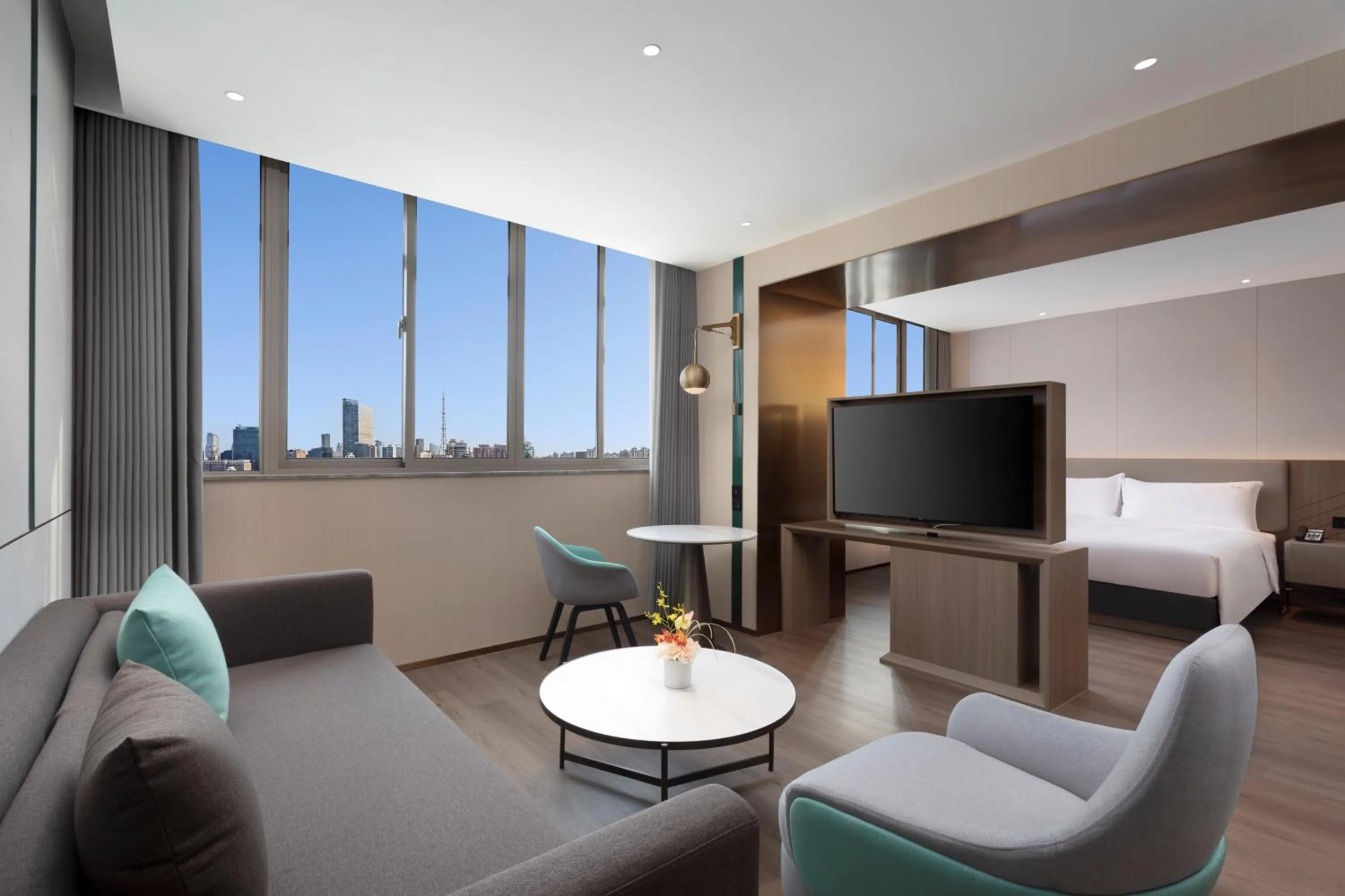 Living room, Bed in Holiday Inn Express Zhabei Shanghai, an IHG Hotel