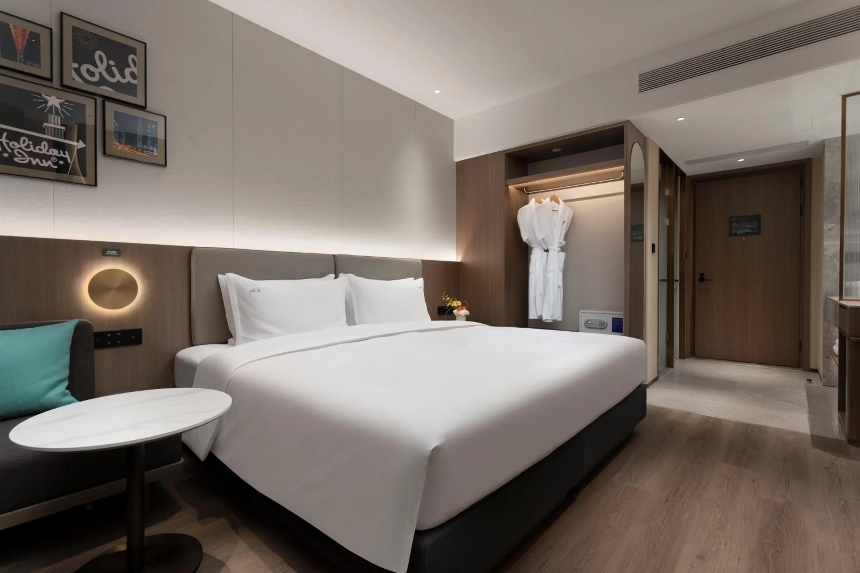 Photo of the whole room, Bed in Holiday Inn Express Zhabei Shanghai, an IHG Hotel