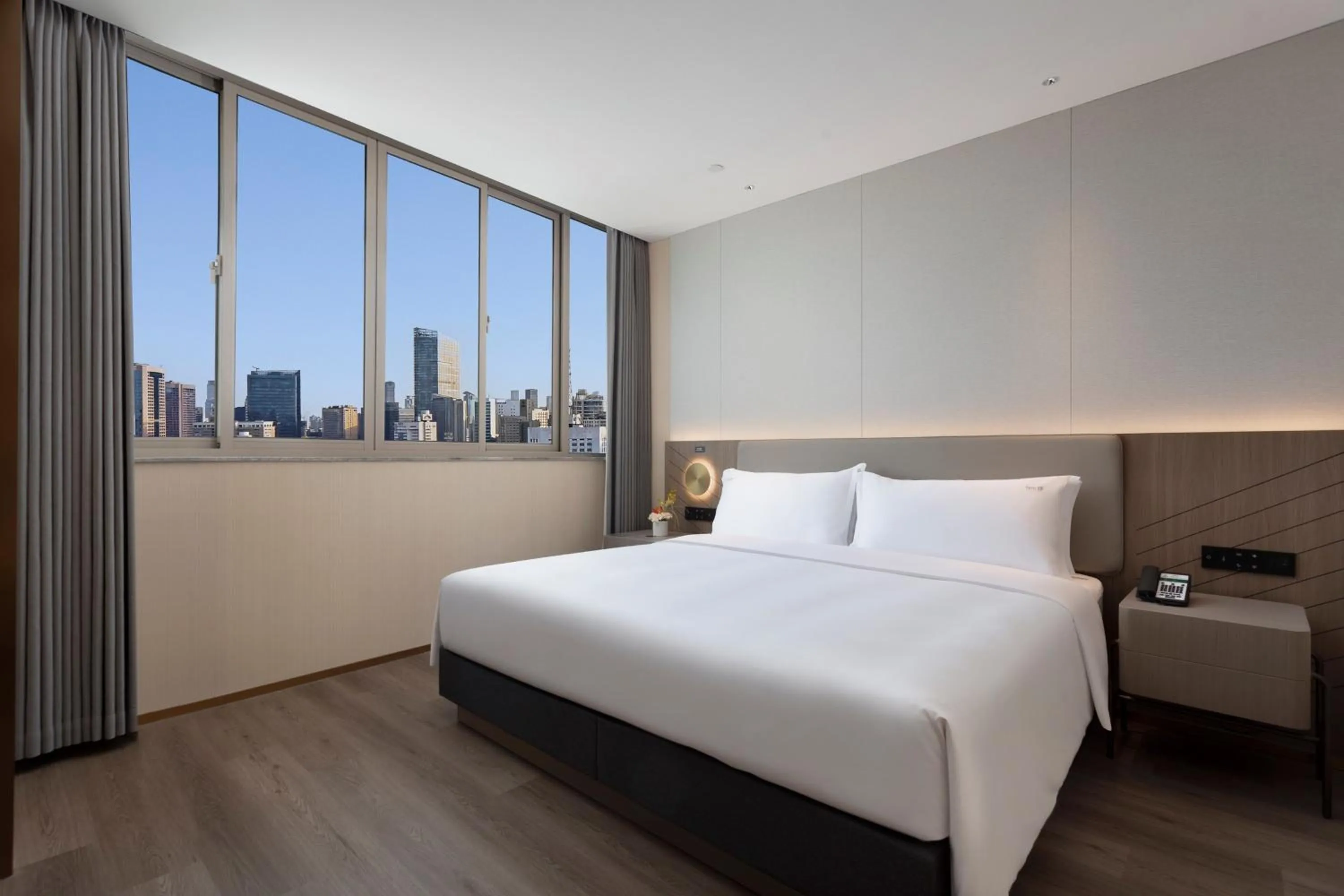 Bedroom, Bed in Holiday Inn Express Zhabei Shanghai, an IHG Hotel