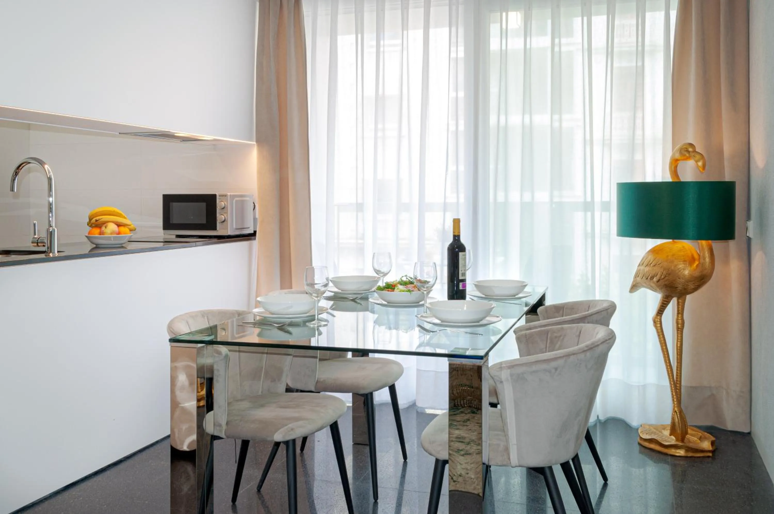 Dining area in Holihome Rambla 24