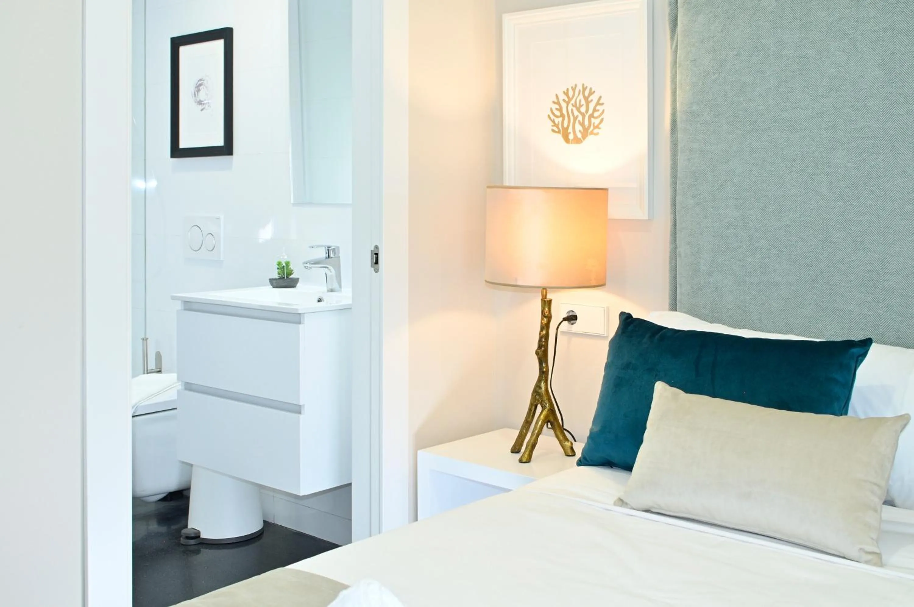 Bathroom, Bed in Holihome Rambla 24