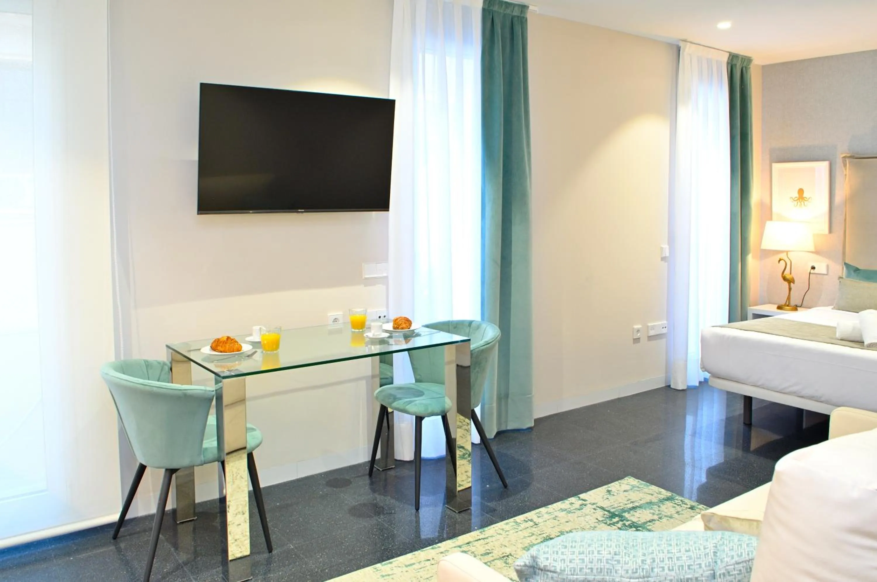 Dining area, Bed in Holihome Rambla 24