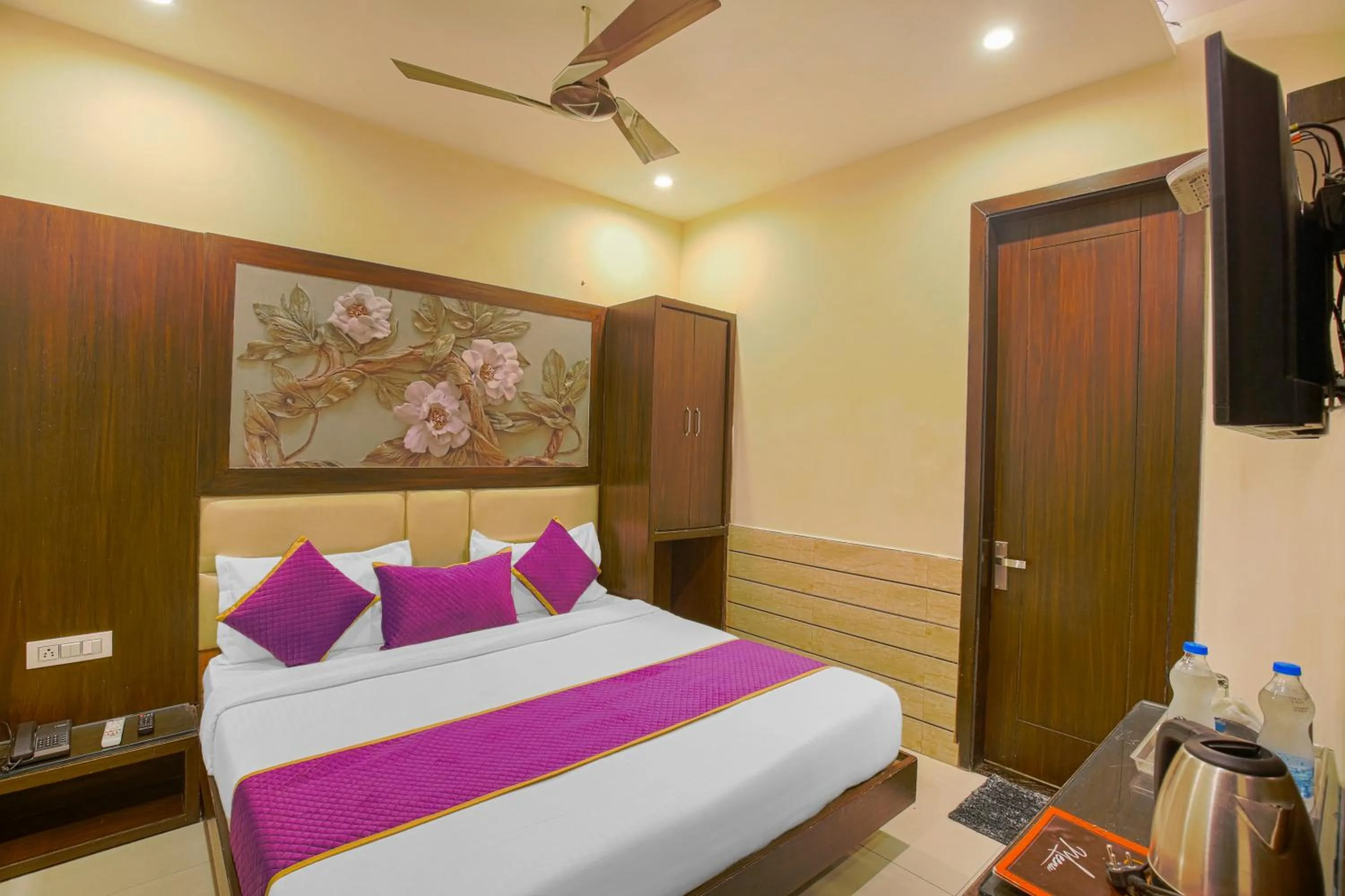 Bed in Hotel Crown, Near Golden temple