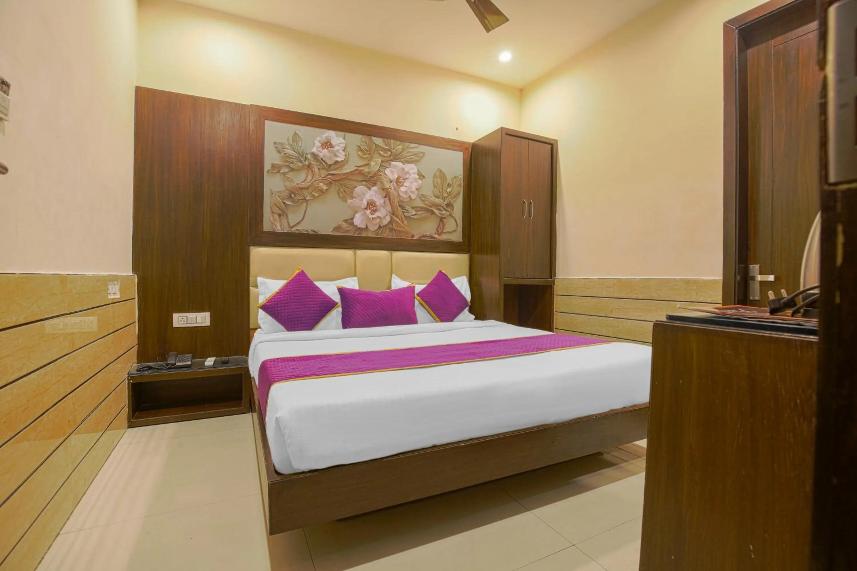 Bed in Hotel Crown, Near Golden temple