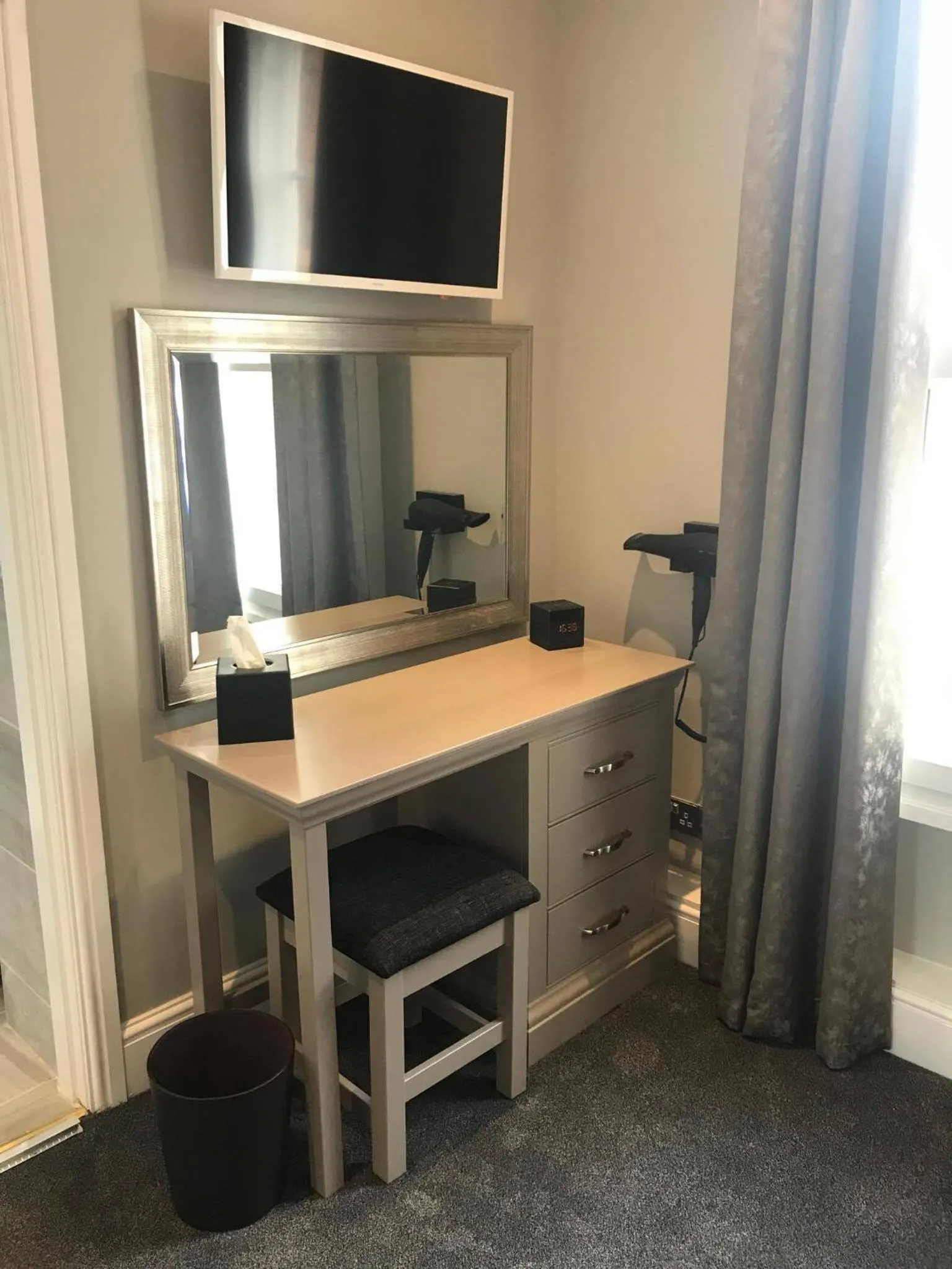 Lil's On The Waterfront