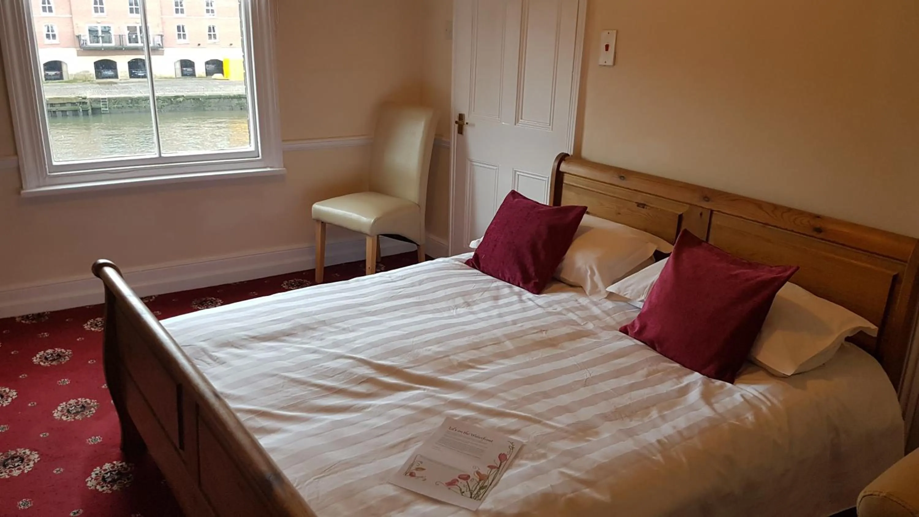 Bedroom, Bed in Lil's On The Waterfront