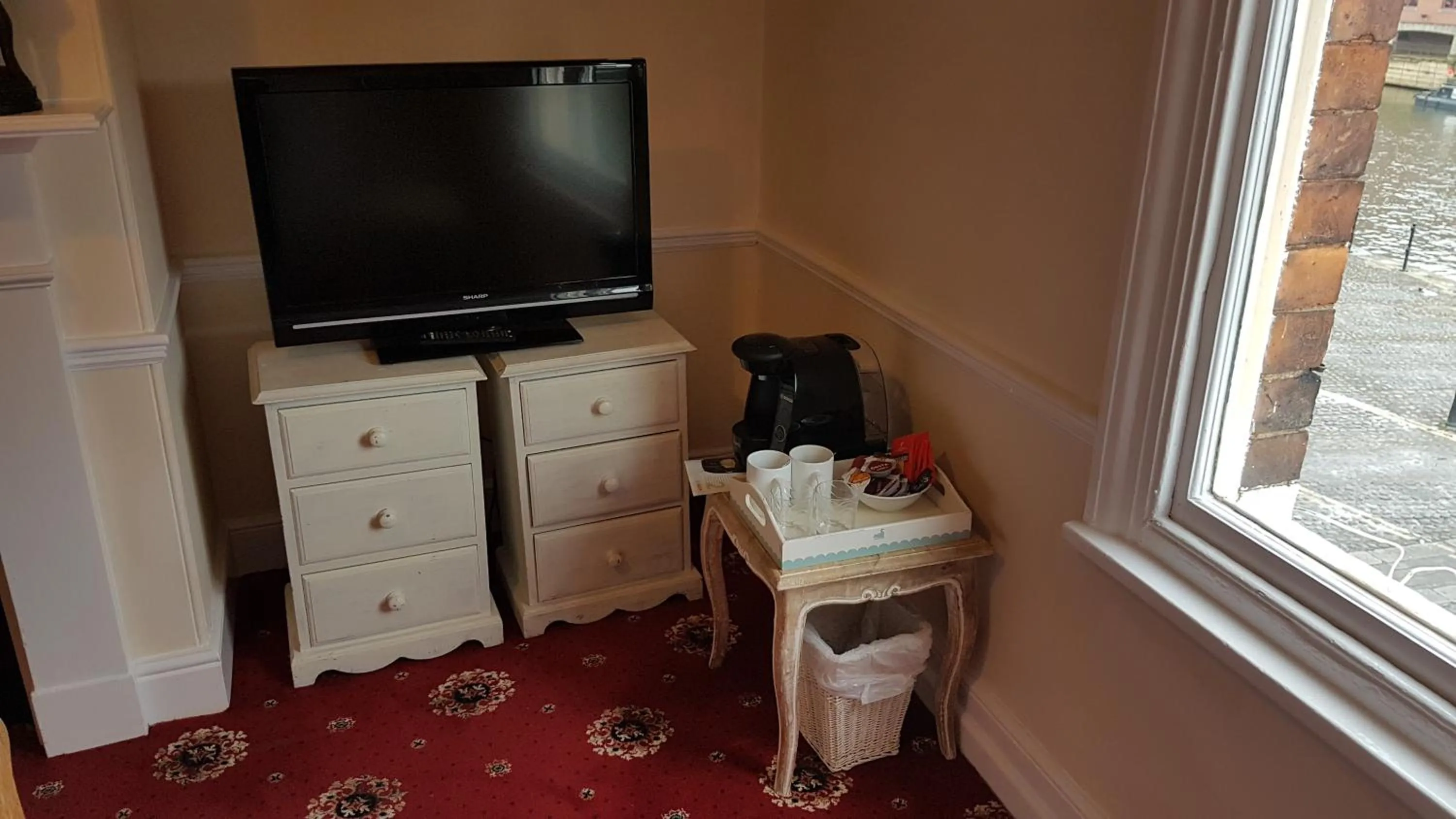 TV and multimedia in Lil's On The Waterfront