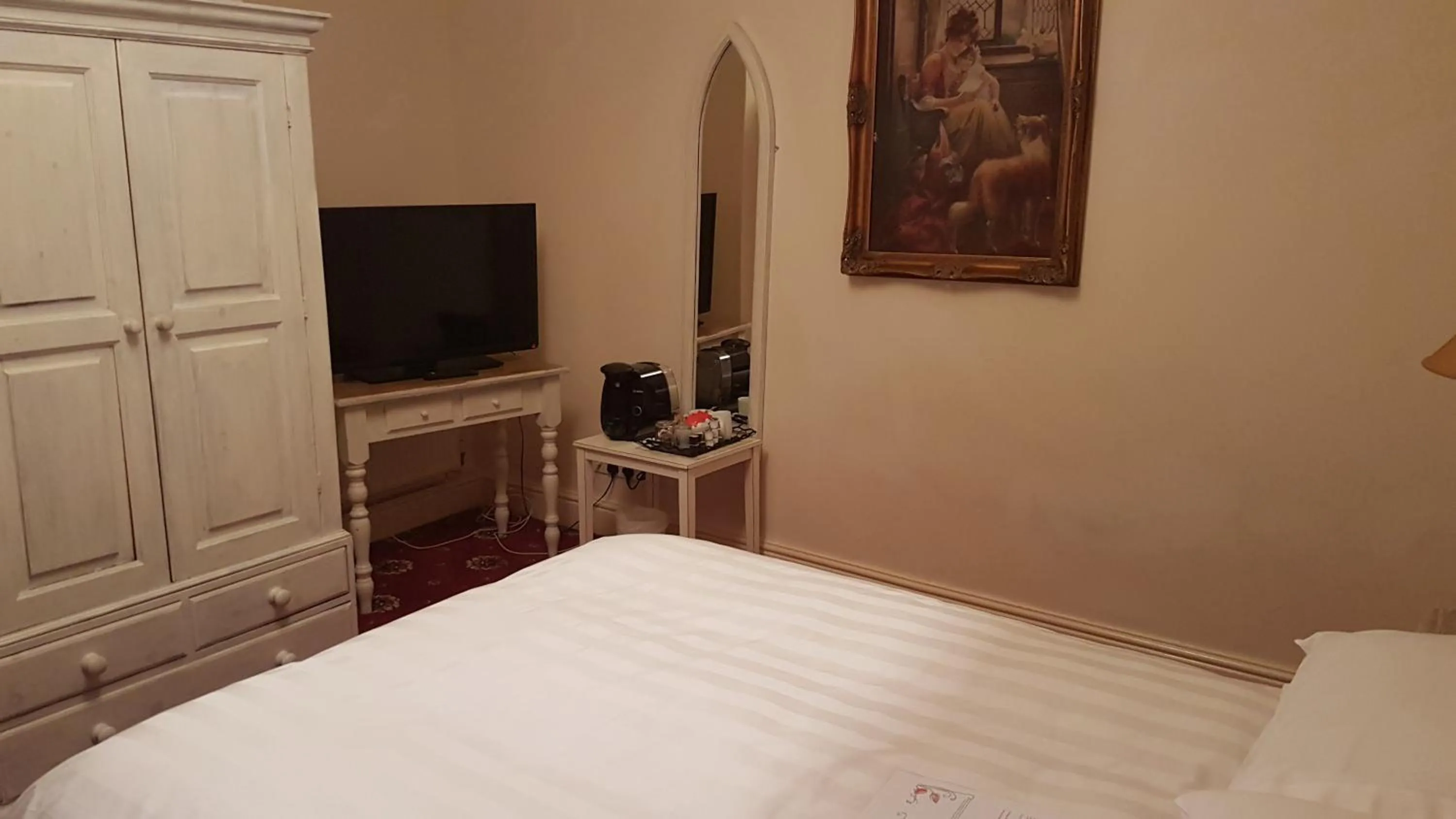 Bedroom, Bed in Lil's On The Waterfront