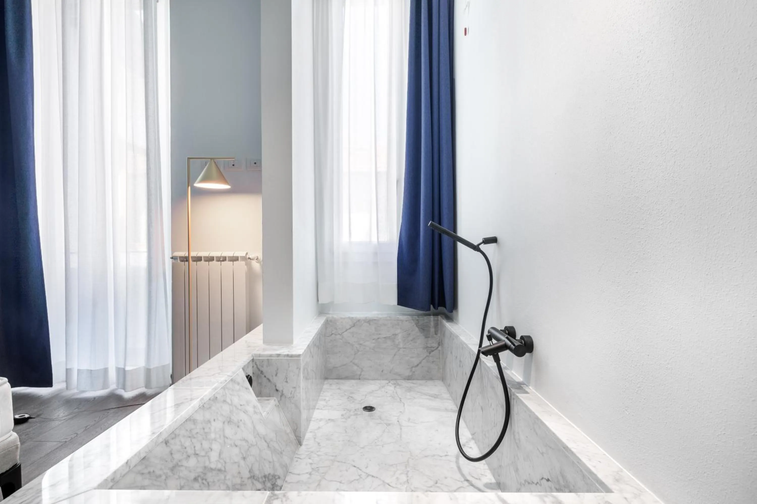 Bath in Cavour Deluxe by Mmega