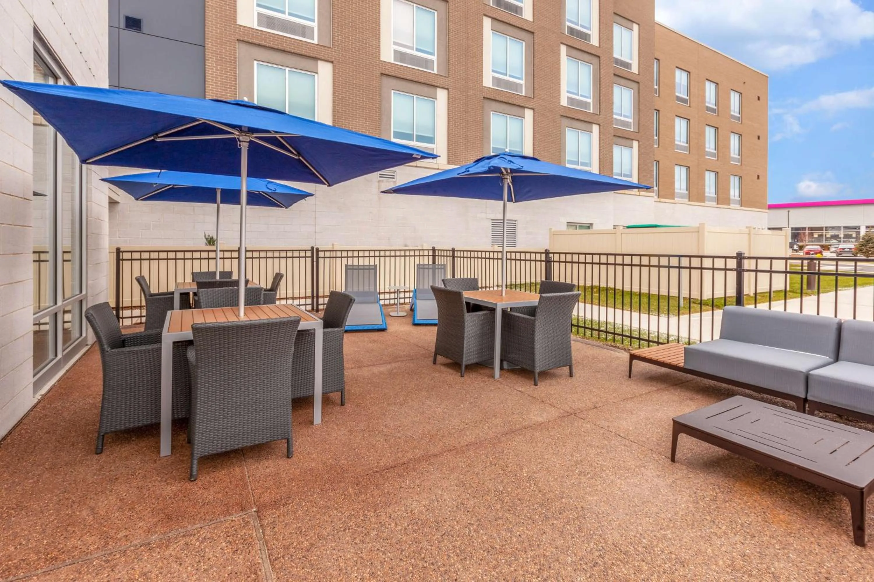 Patio in Hampton Inn & Suites Bloomfield Hills Detroit