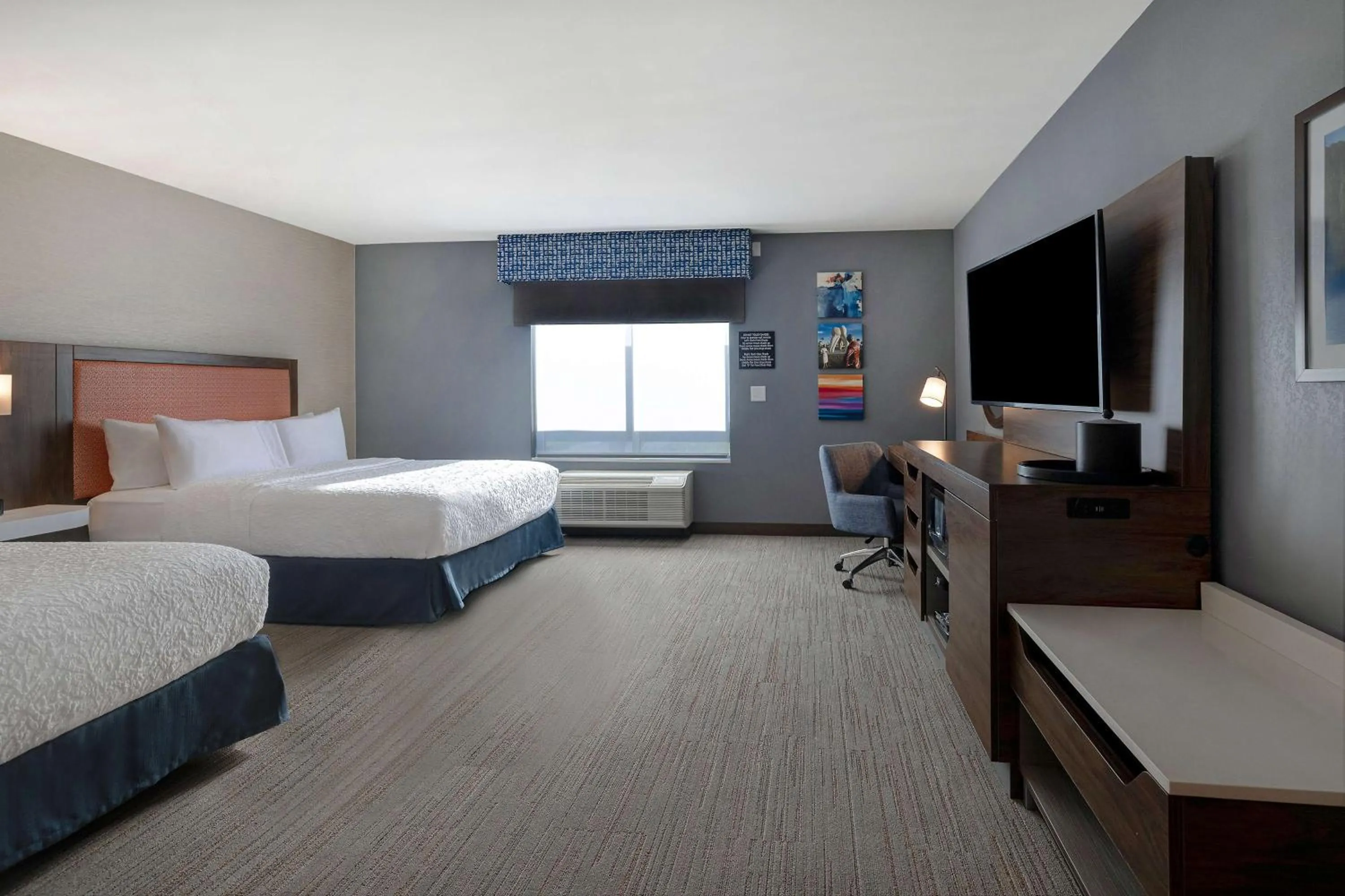 Bedroom, Bed in Hampton Inn Crown Point, In