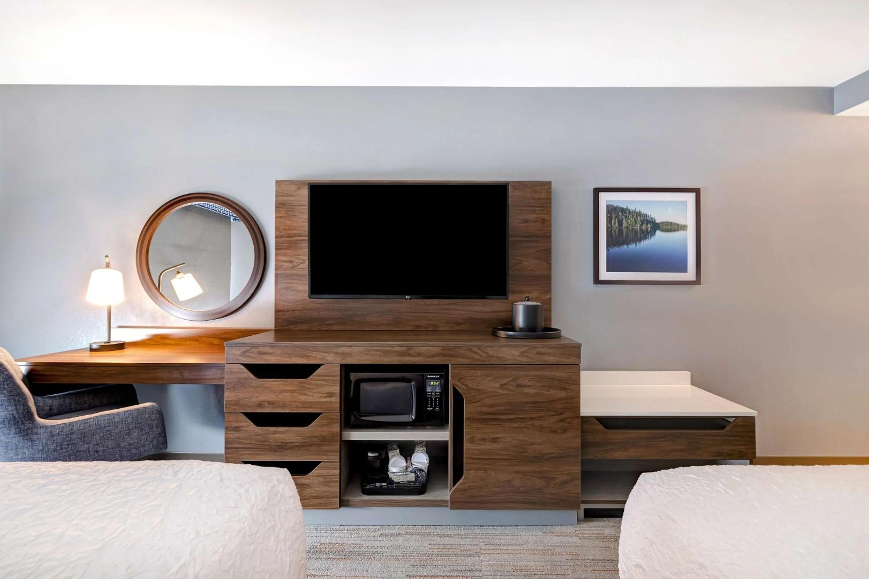 Bedroom, Bed in Hampton Inn Crown Point, In