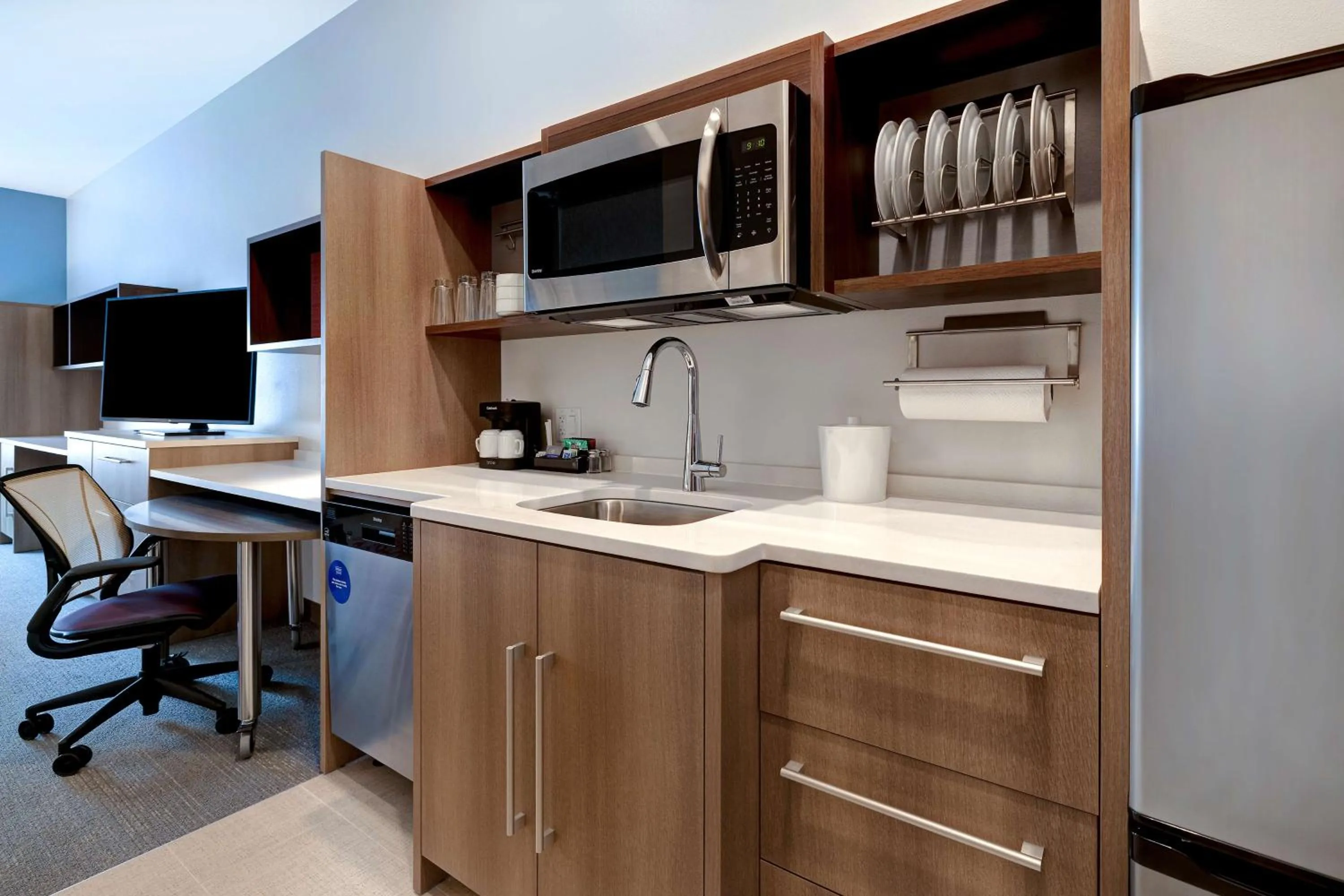 Kitchen or kitchenette in Home2 Suites By Hilton Lincolnshire Chicago