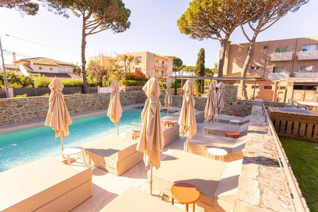 Swimming pool in Hôtel La Ménado