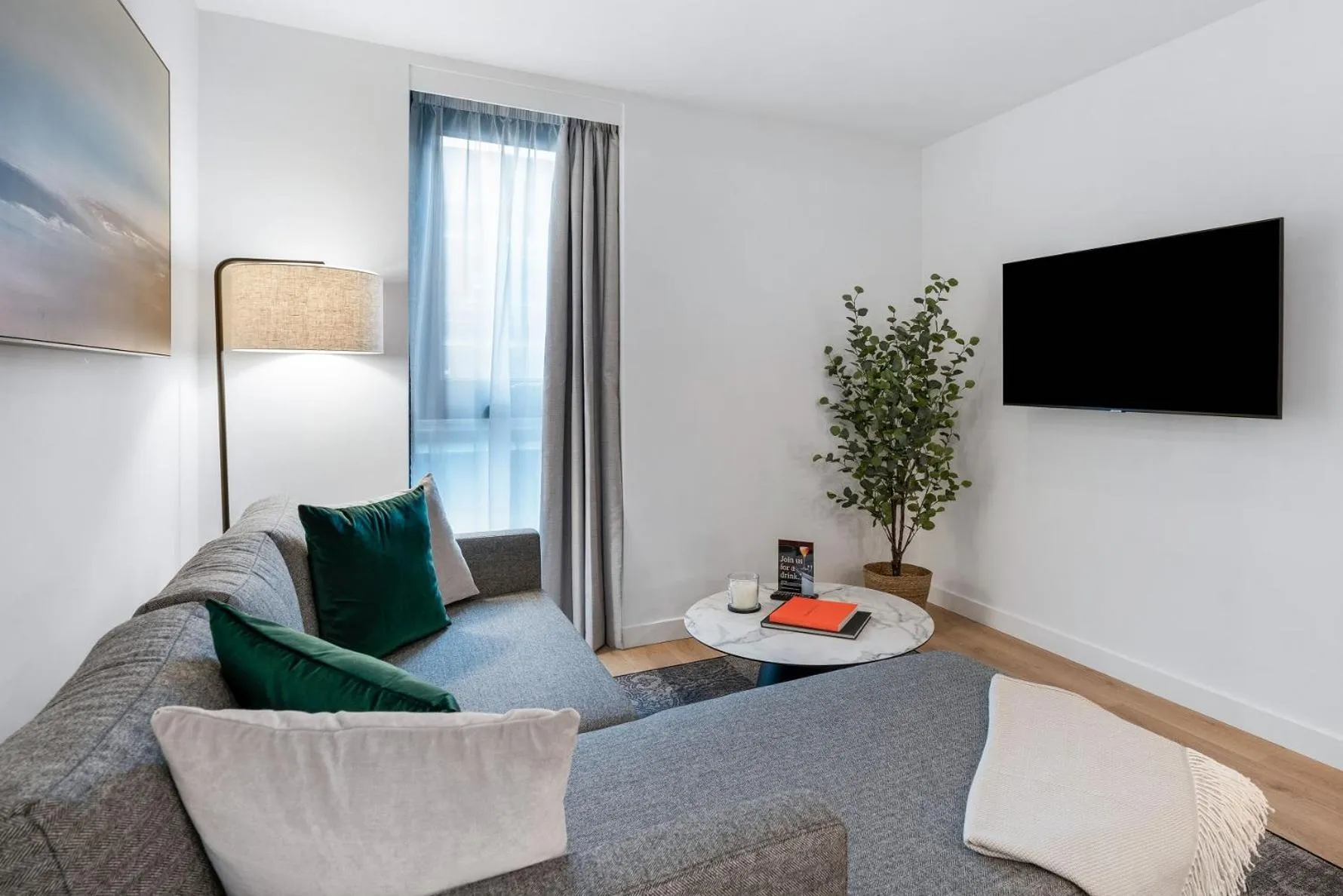 TV and multimedia in CitySuites 2 Aparthotel