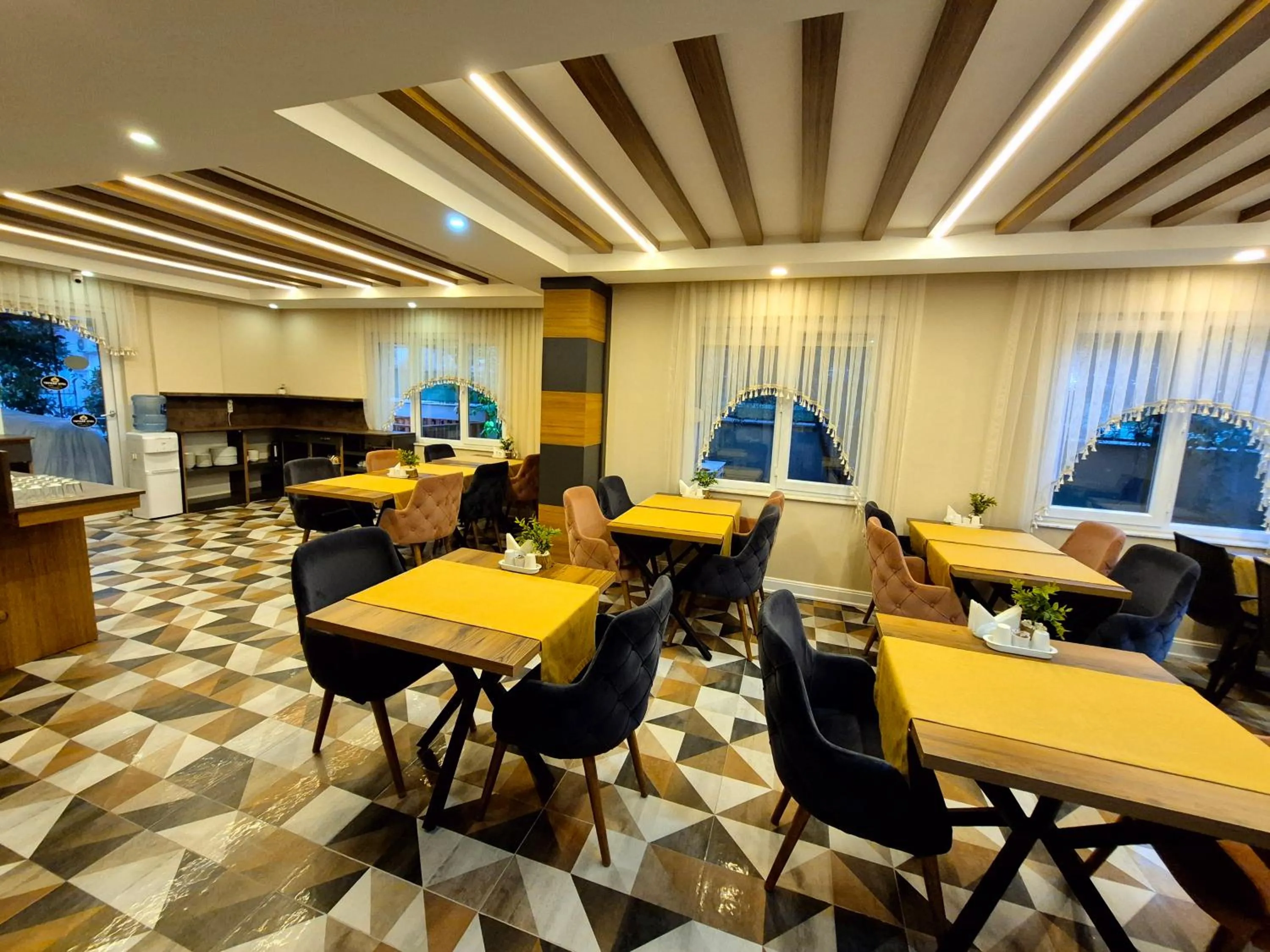 Restaurant/places to eat in Toprak Apart Otel