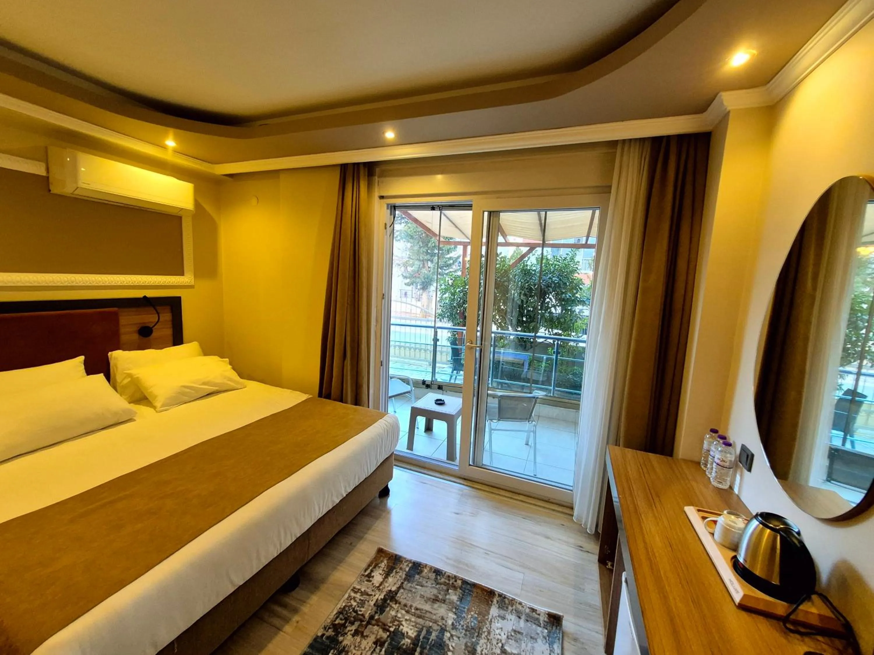 Balcony/Terrace, Bed in Toprak Apart Otel