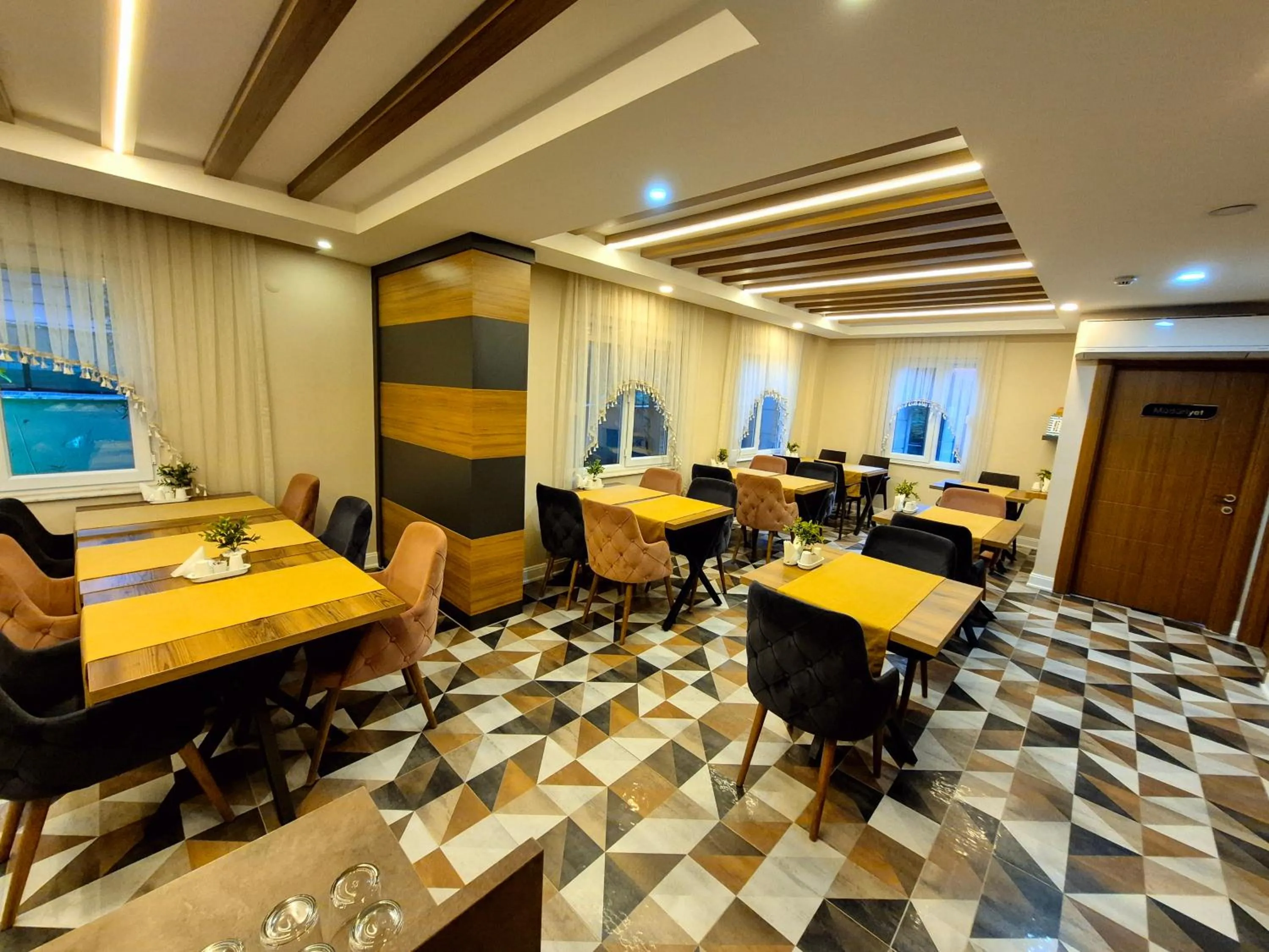 Restaurant/places to eat in Toprak Apart Otel