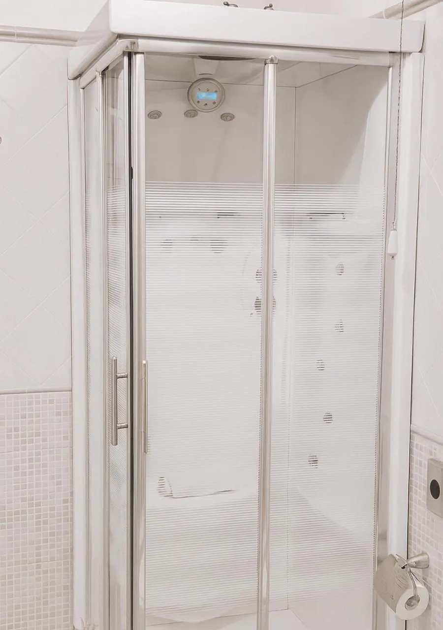 Shower in Hotel Borgo di Ciàula