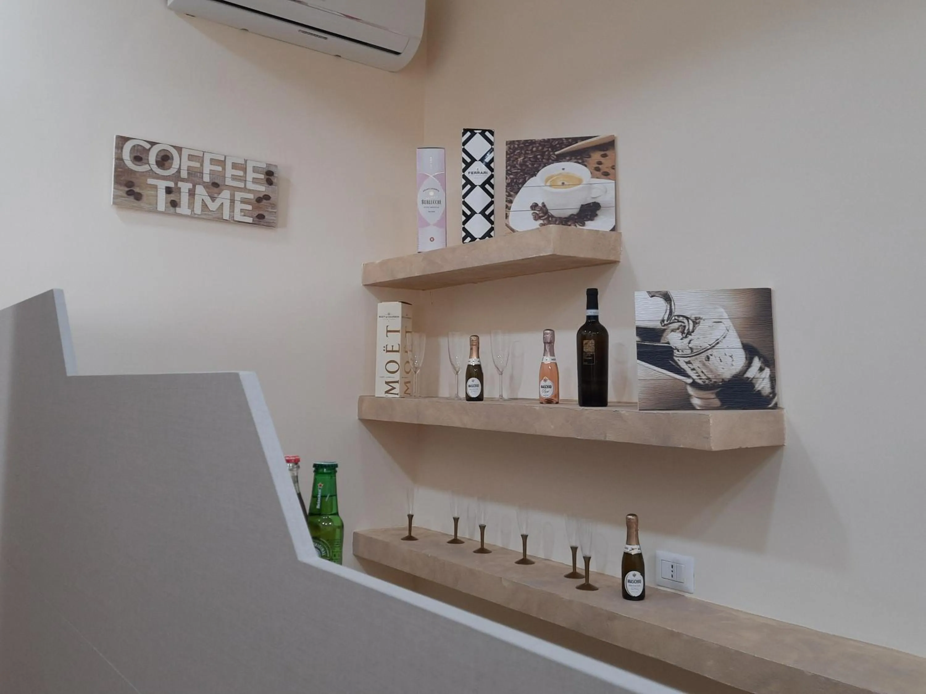 Coffee/tea facilities in Re Diego