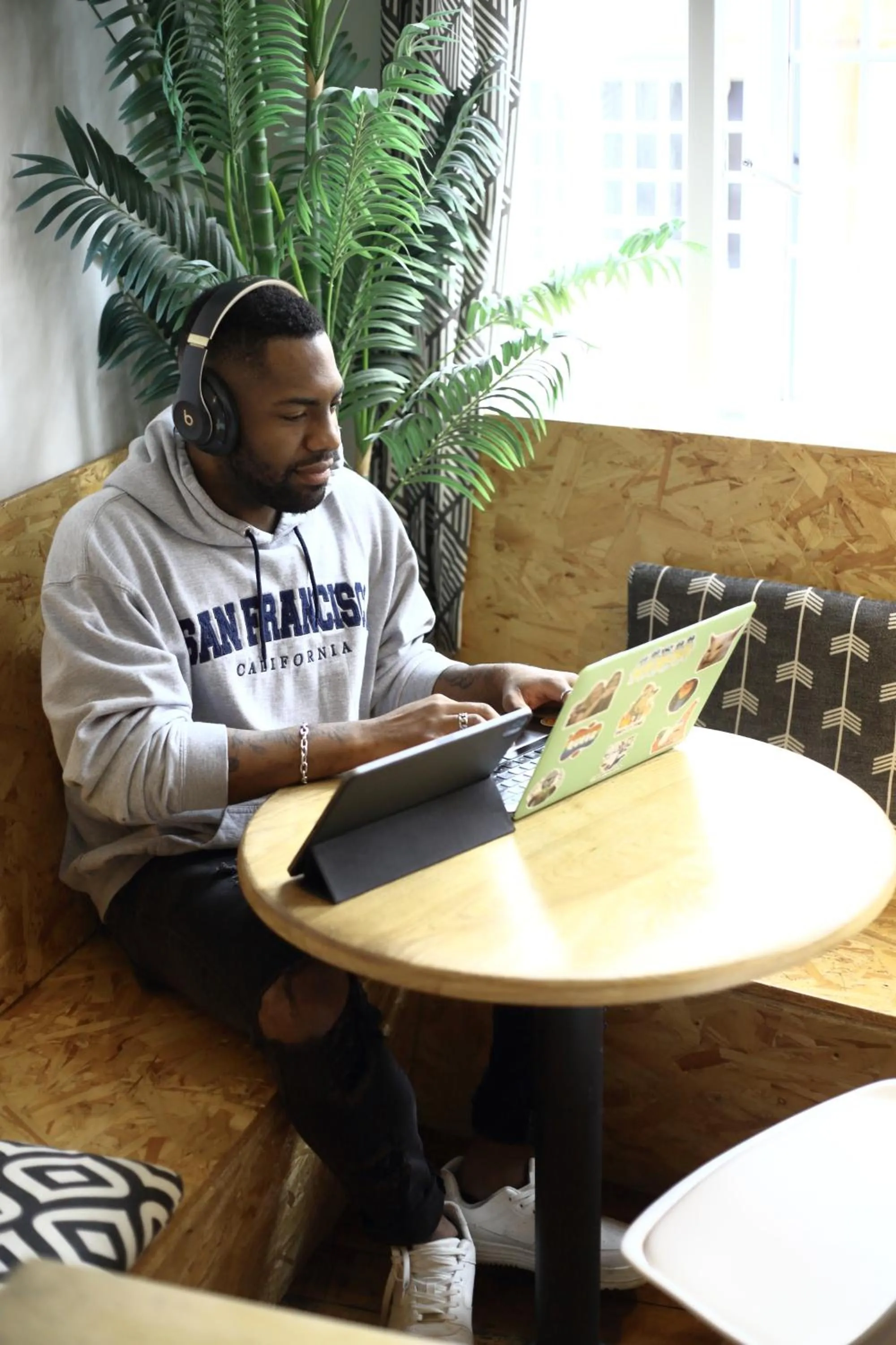 Communal lounge/ TV room in Central Backpackers