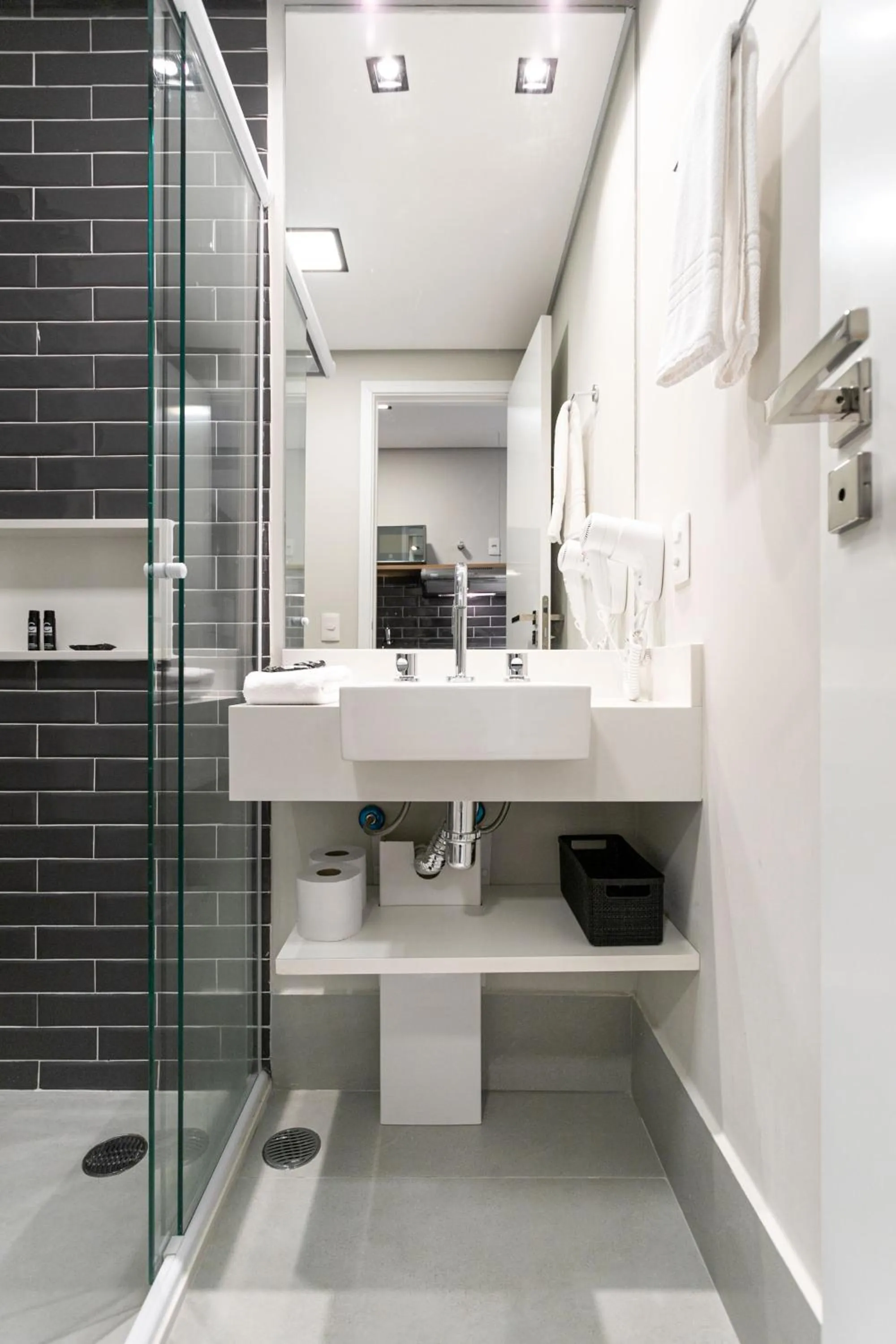 Shower in Charlie Itaim Bueno Brandão