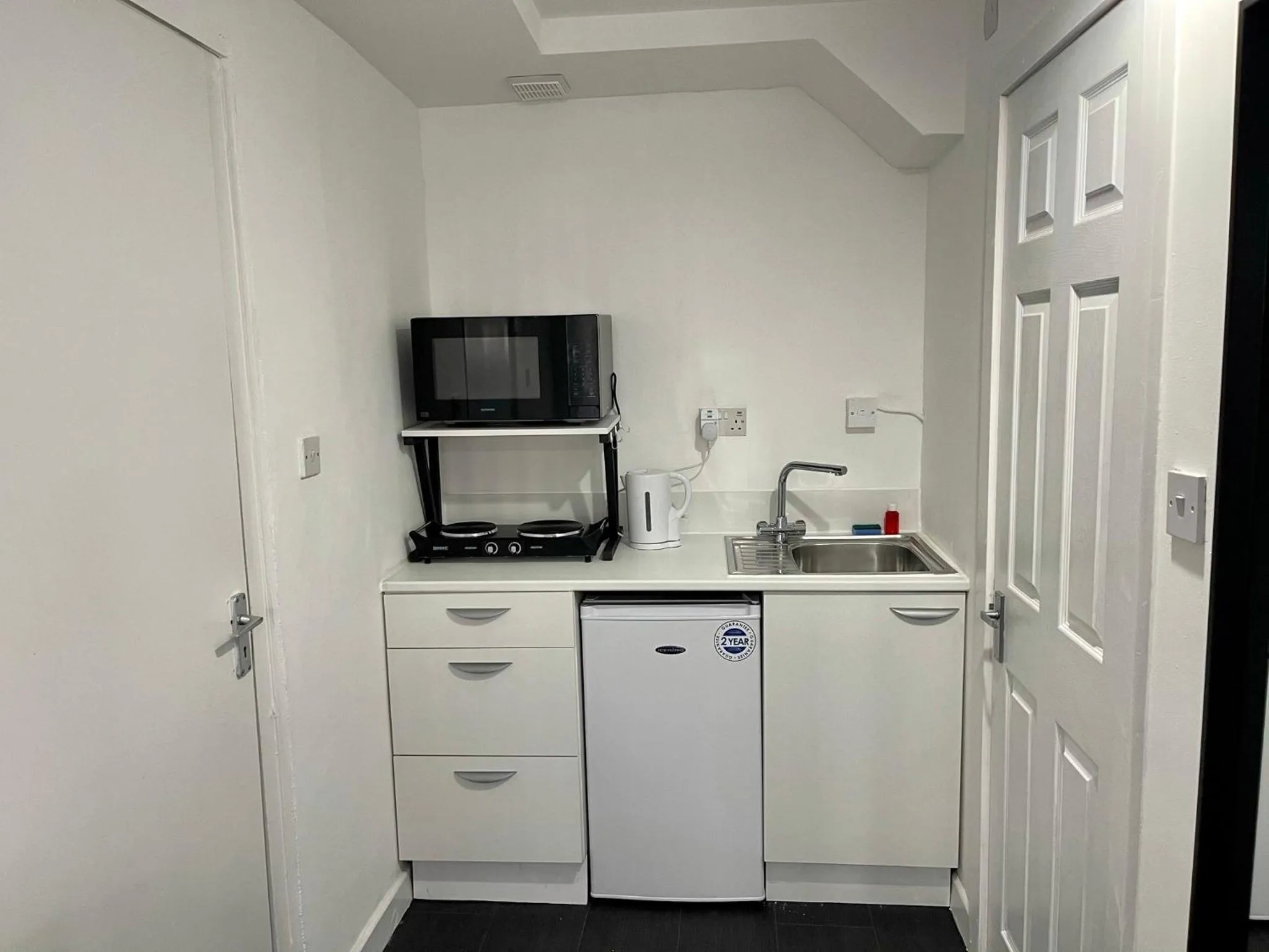 Kitchen or kitchenette in Wisteria Studio