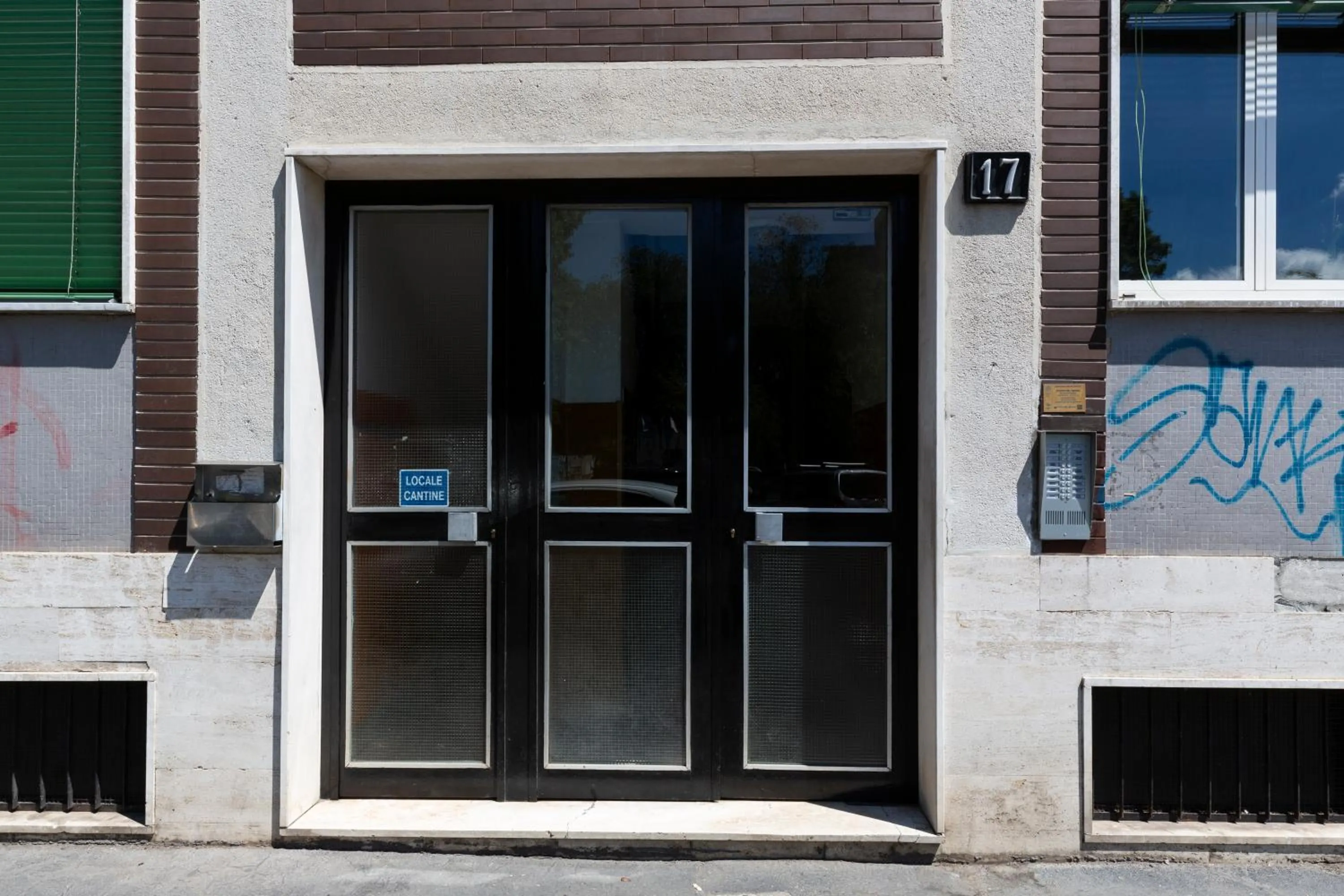 Facade/entrance in House San Cristoforo M4