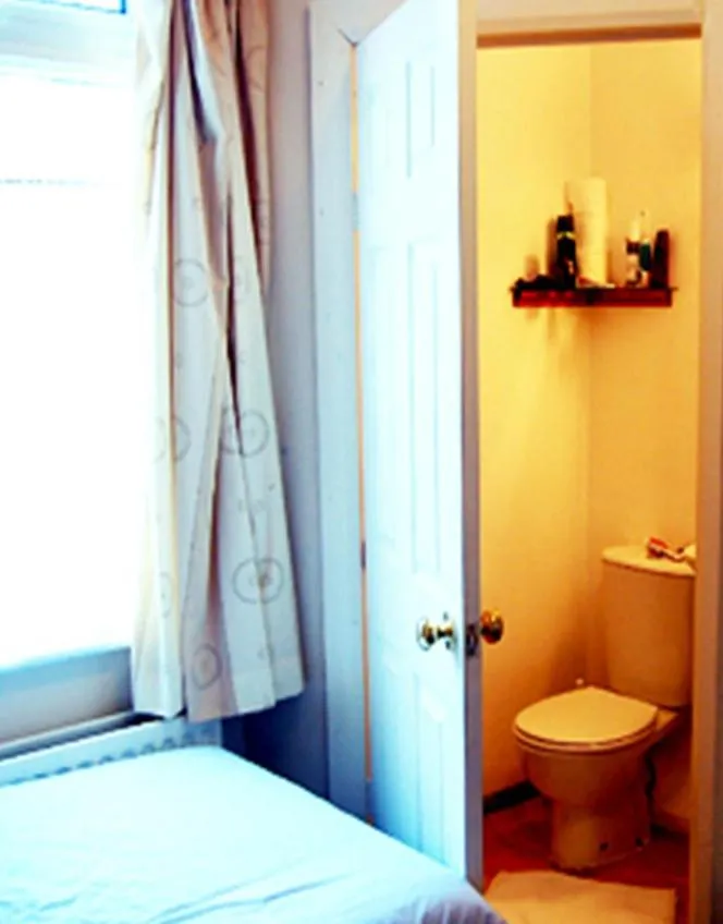 Bathroom, Bed in St. George's Lodge