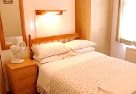 Bedroom, Bed in St. George's Lodge