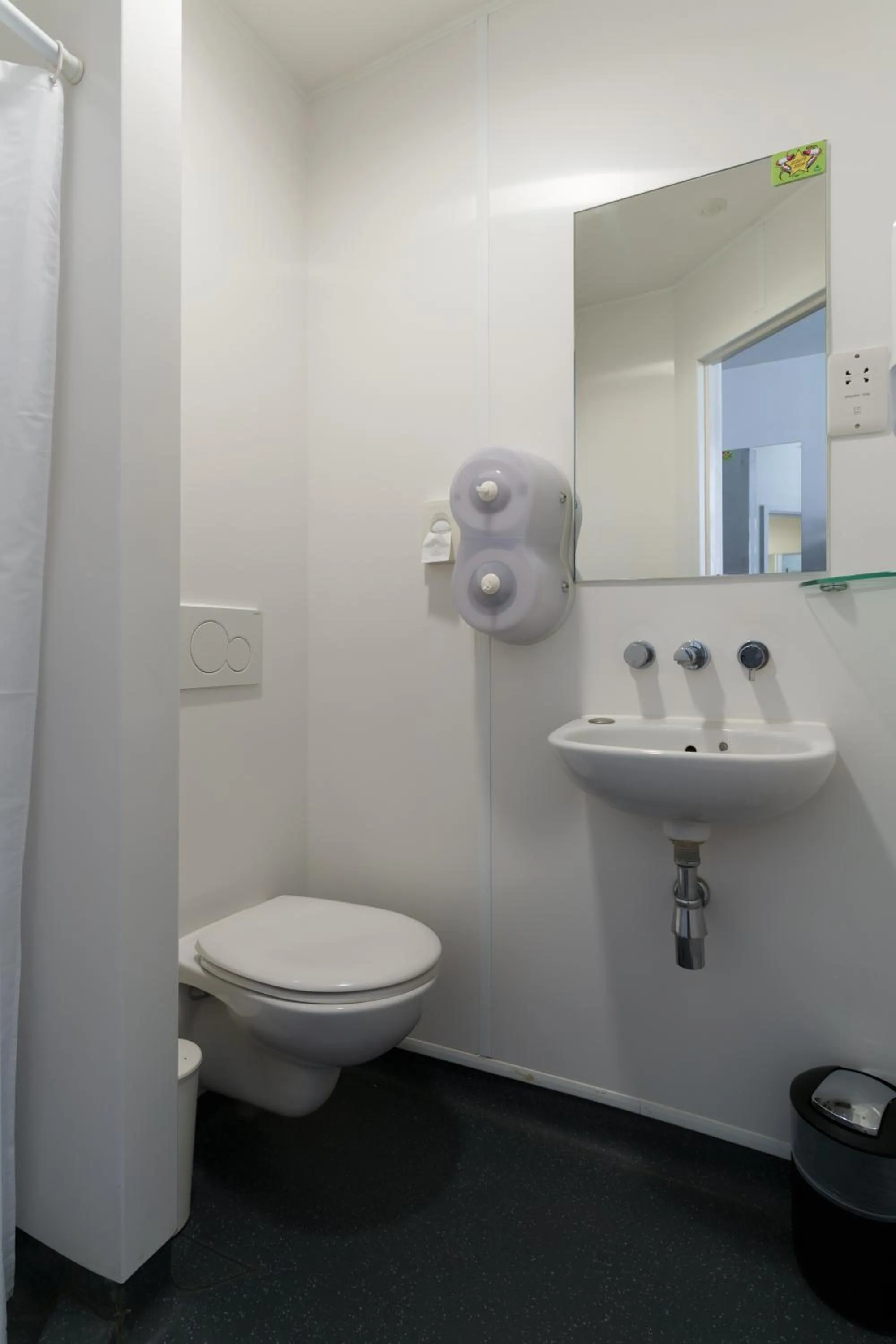 Toilet in YHA London Central