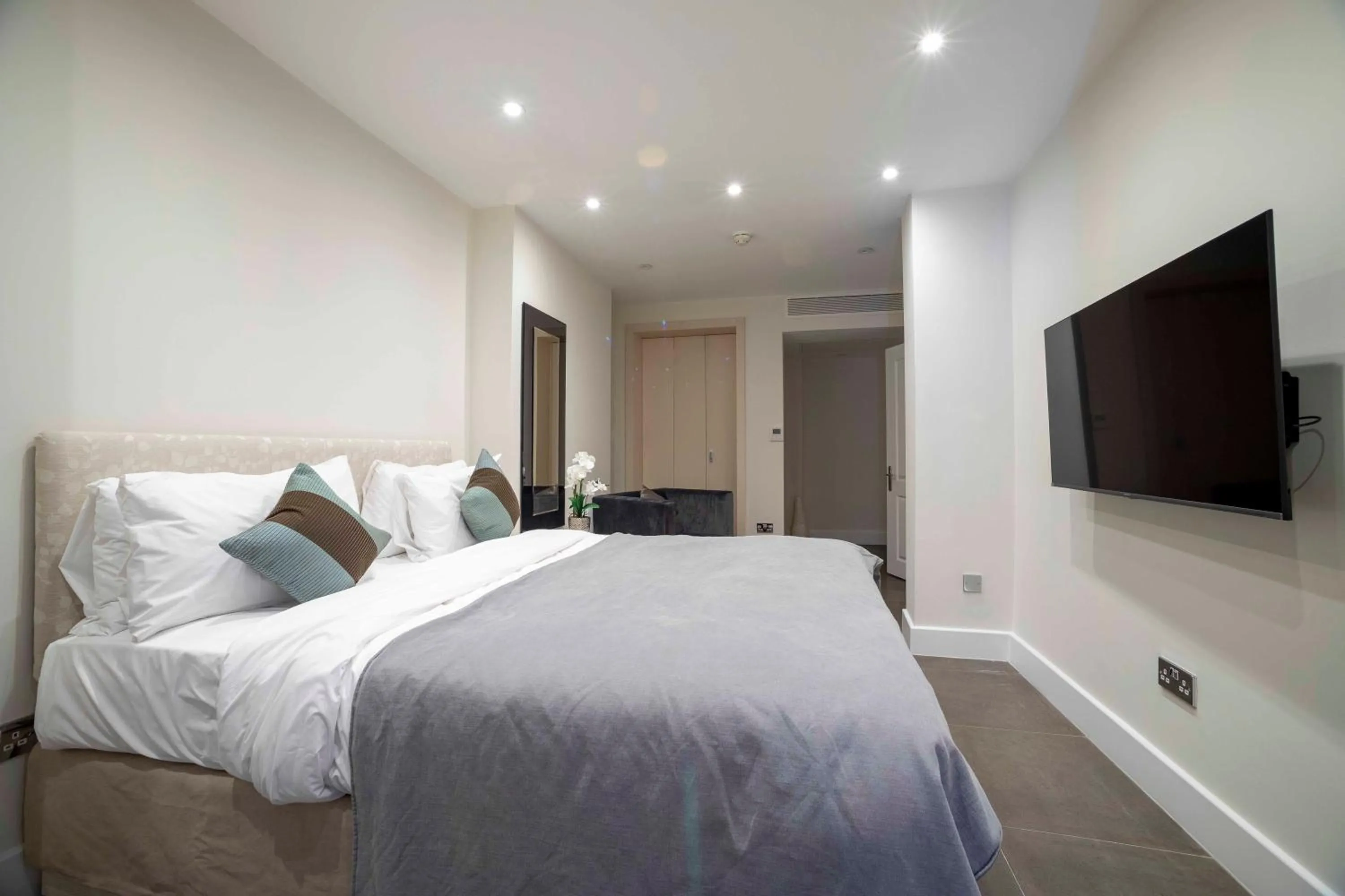 Bedroom, Bed in 20 Hertford Street - Mayfair Apartments