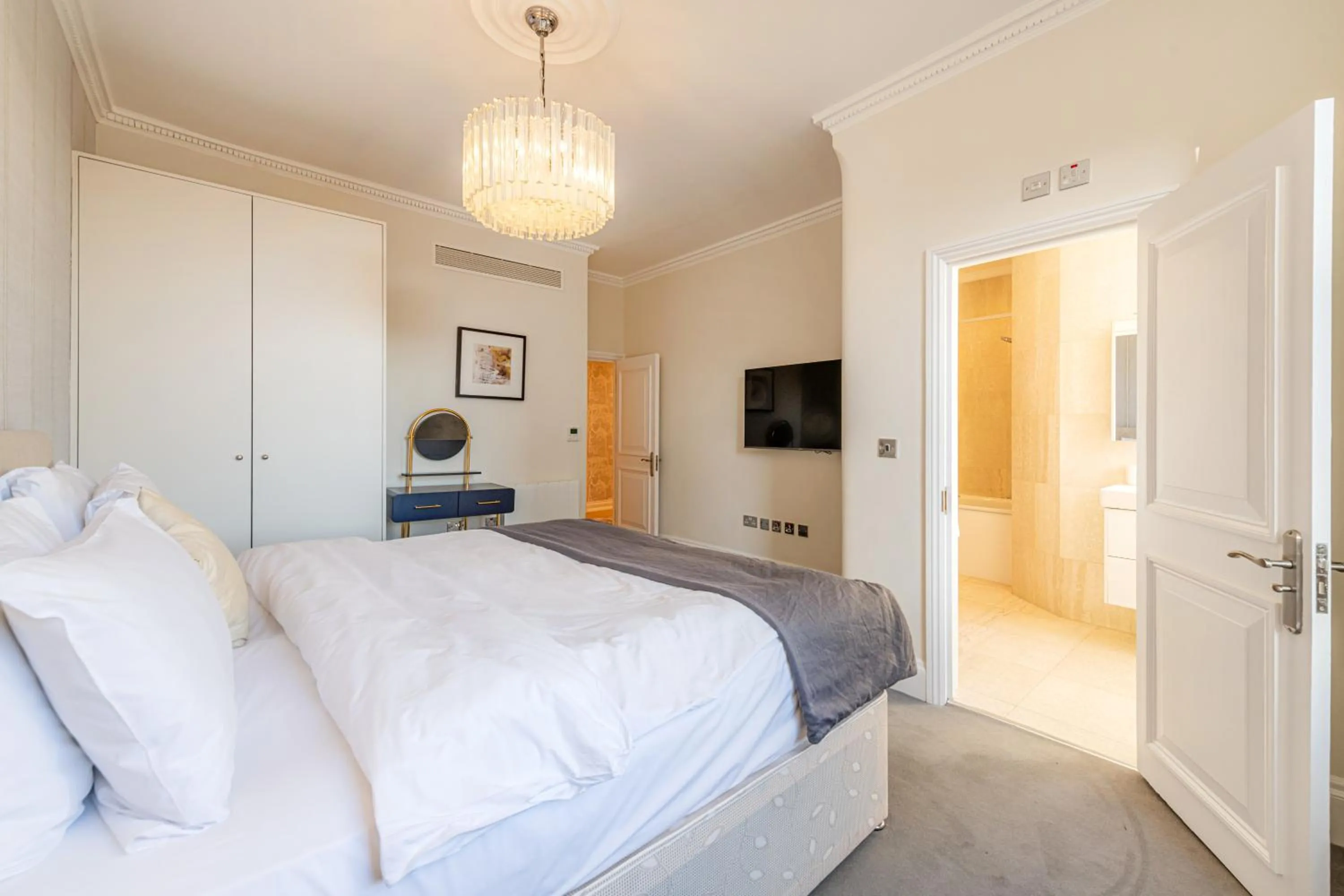 Bedroom, Bed in 20 Hertford Street - Mayfair Apartments