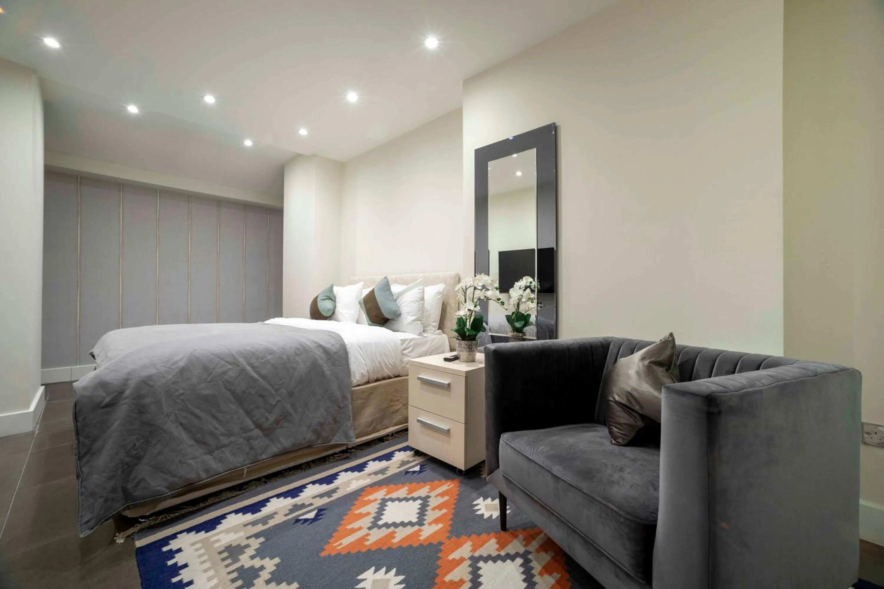 Bedroom, Bed in 20 Hertford Street - Mayfair Apartments