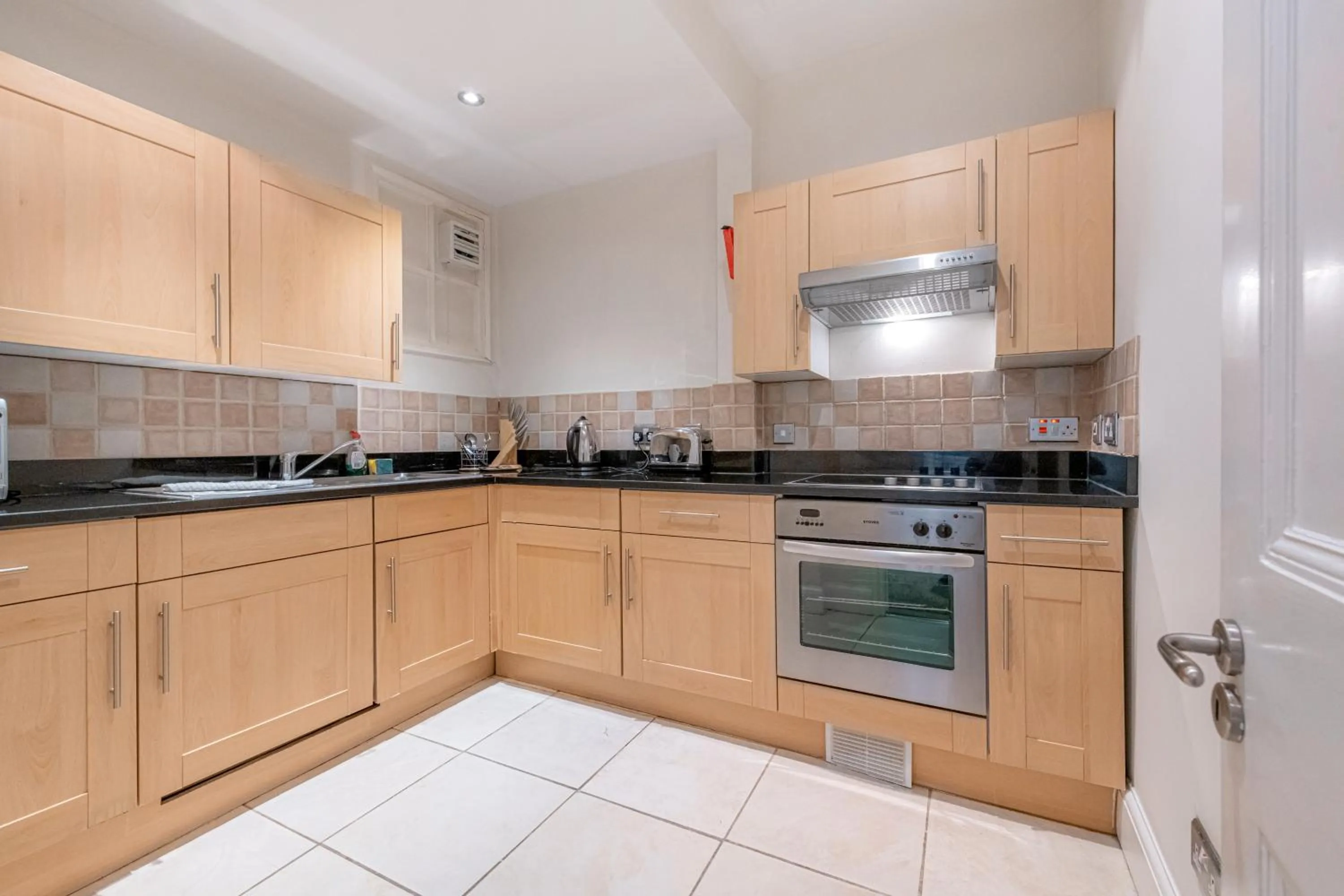 Kitchen or kitchenette in 17 Hertford Street