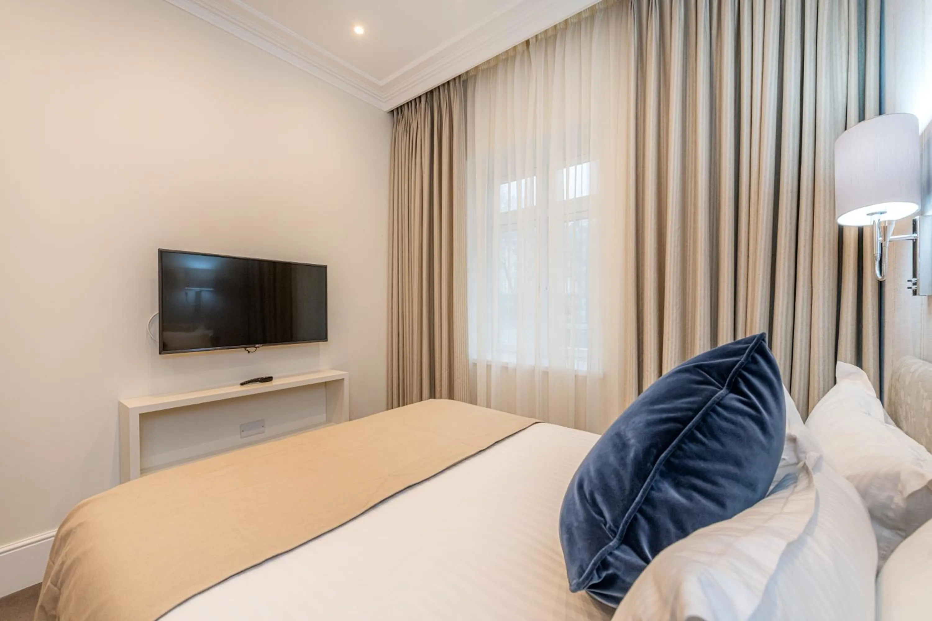 Bedroom, Bed in Chesham Court Knightsbridge