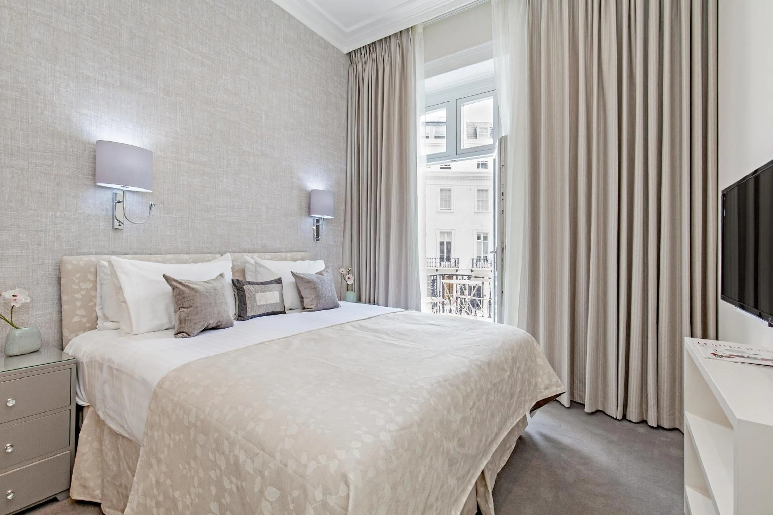 Bedroom, Bed in Chesham Court Knightsbridge