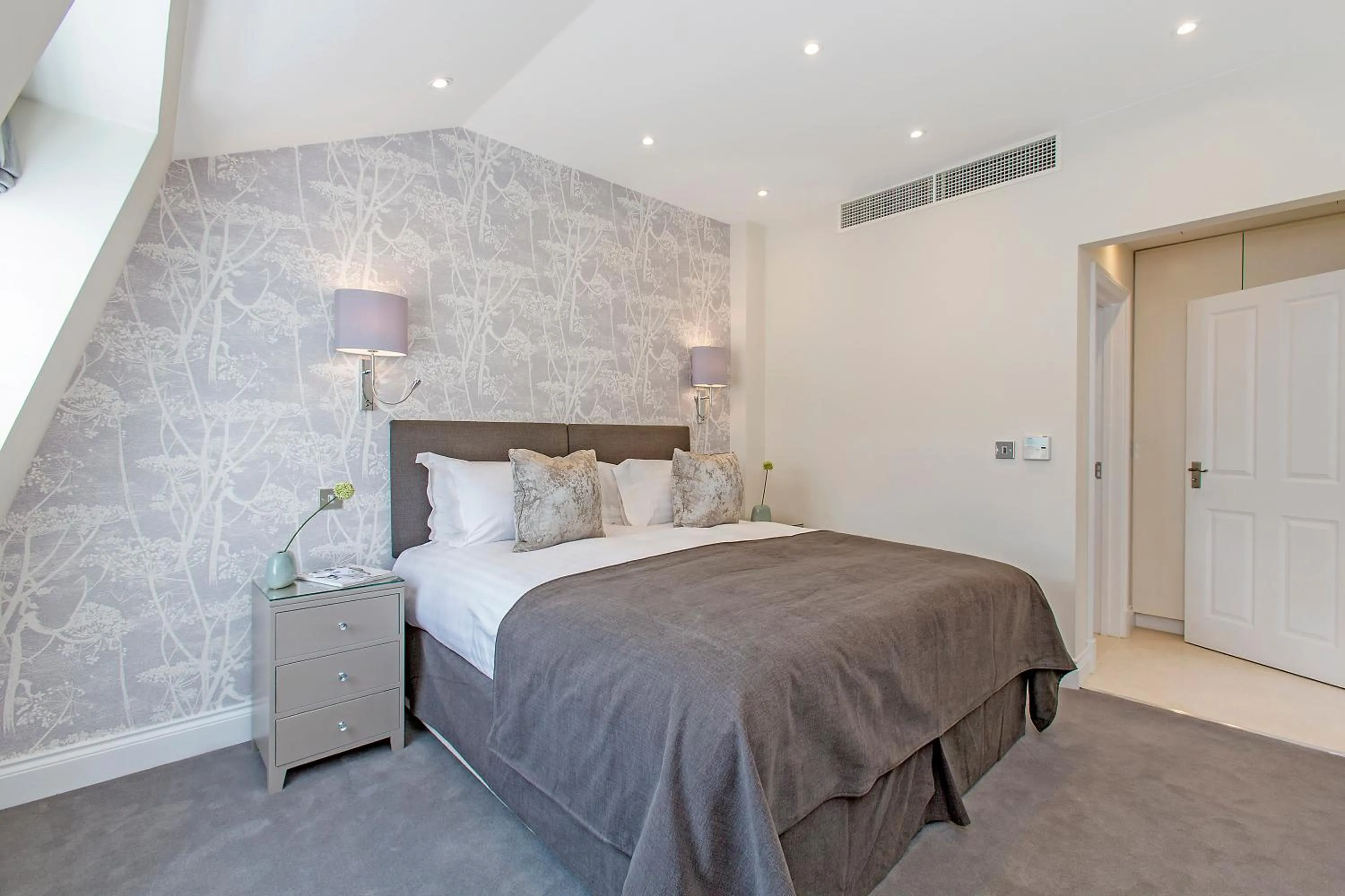 Bedroom, Bed in Chesham Court Knightsbridge