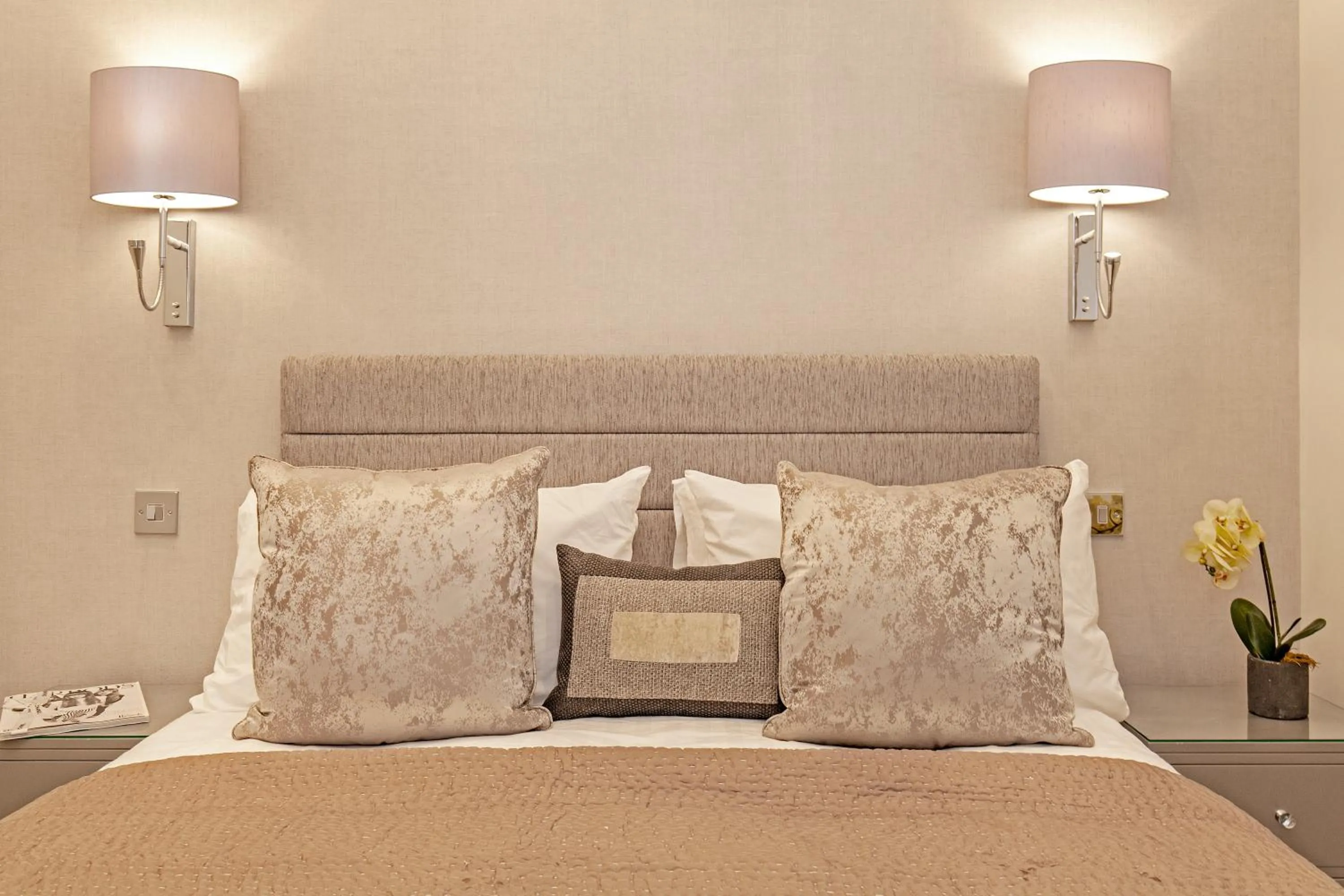 Bedroom, Bed in Chesham Court Knightsbridge