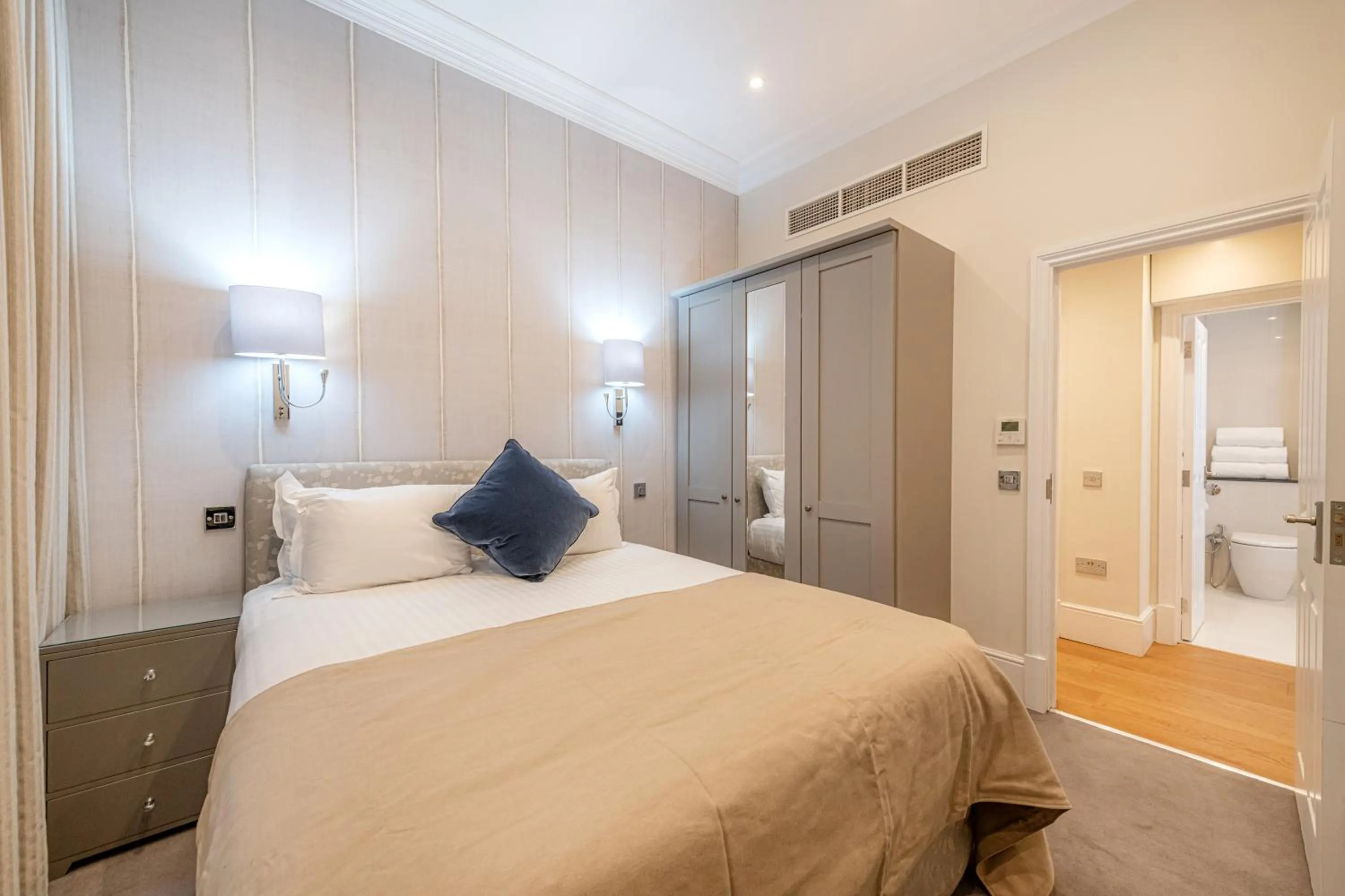 Bedroom, Bed in Chesham Court Knightsbridge