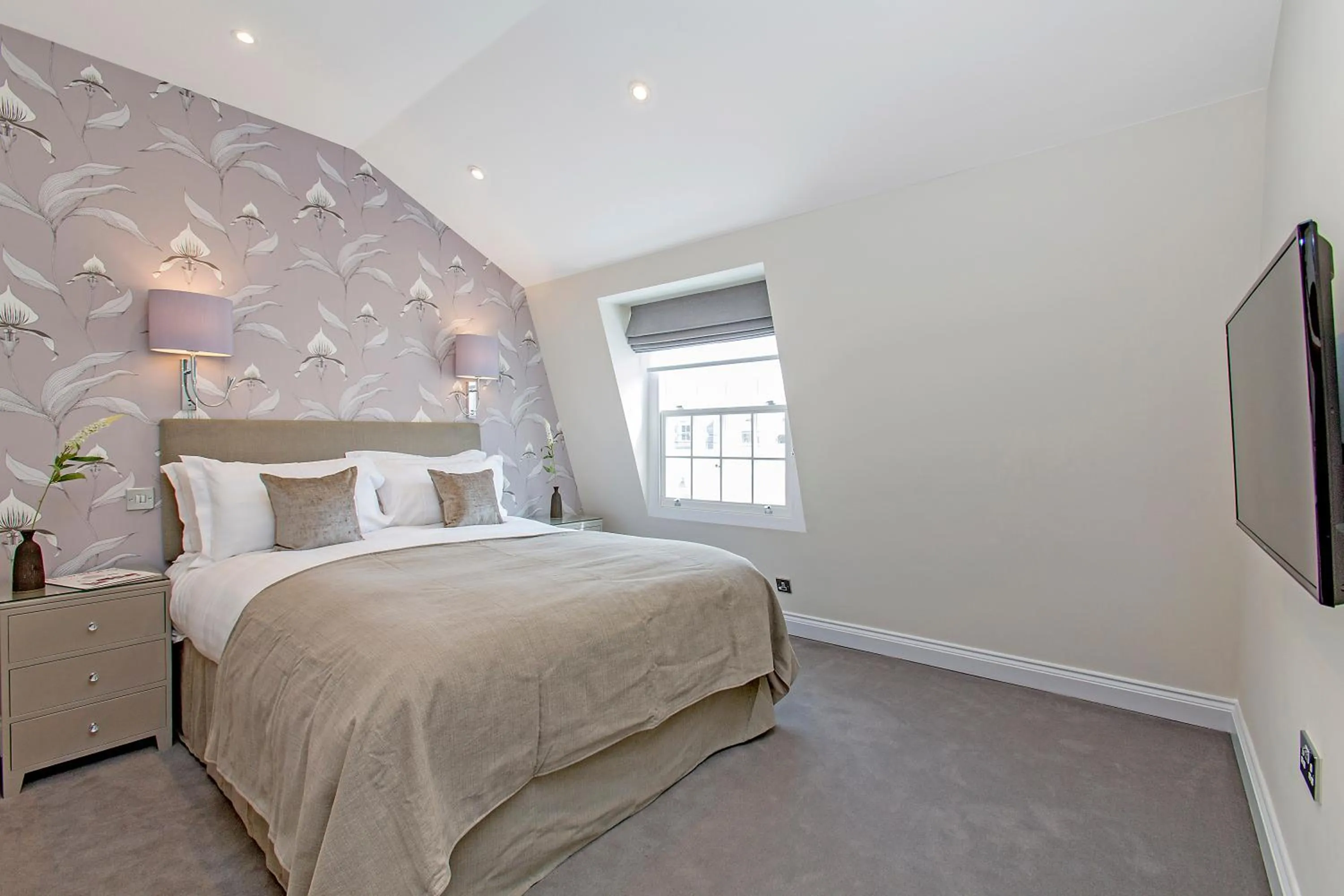 Bedroom, Bed in Chesham Court Knightsbridge