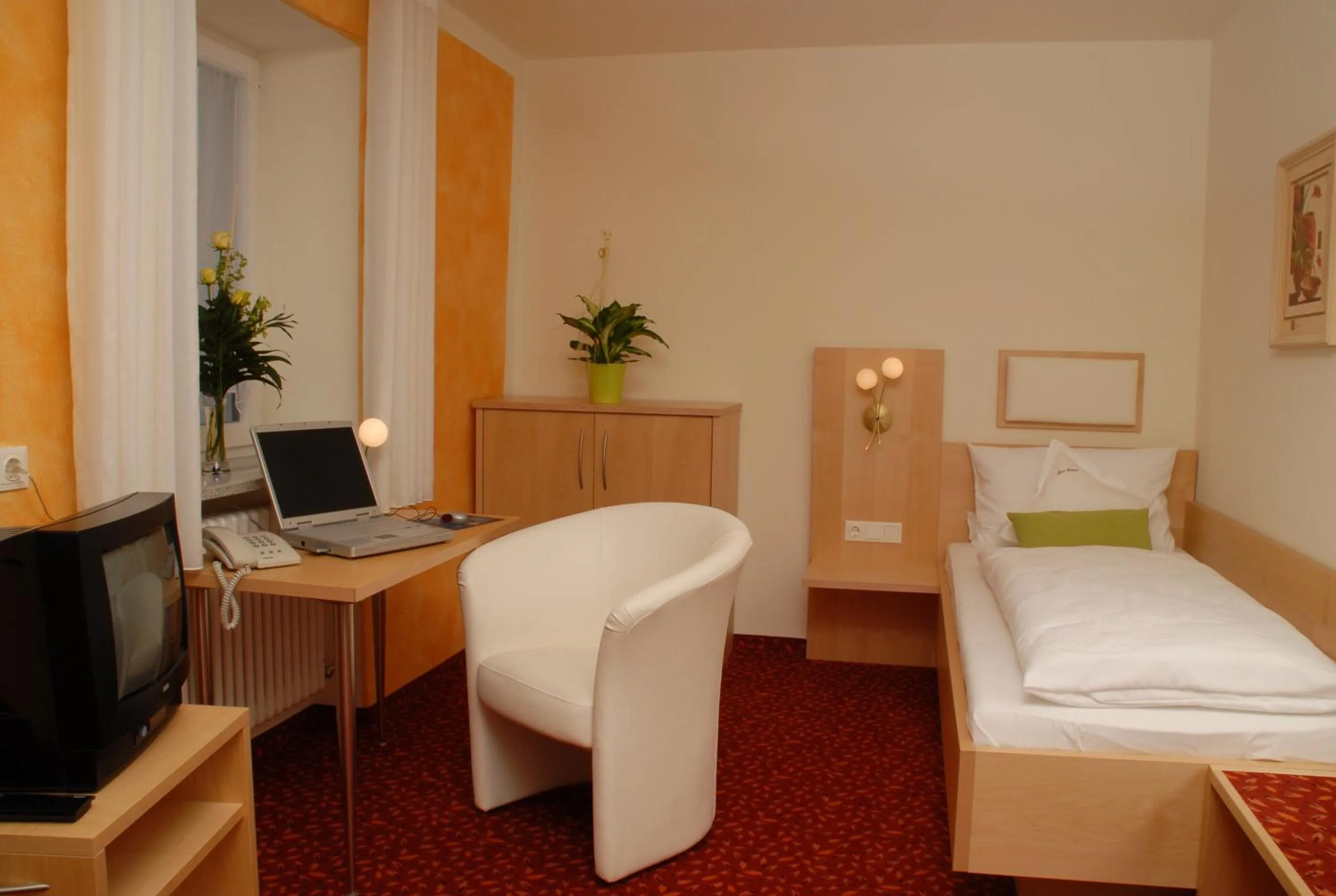 Photo of the whole room, Bed in Hotel Zur Krone